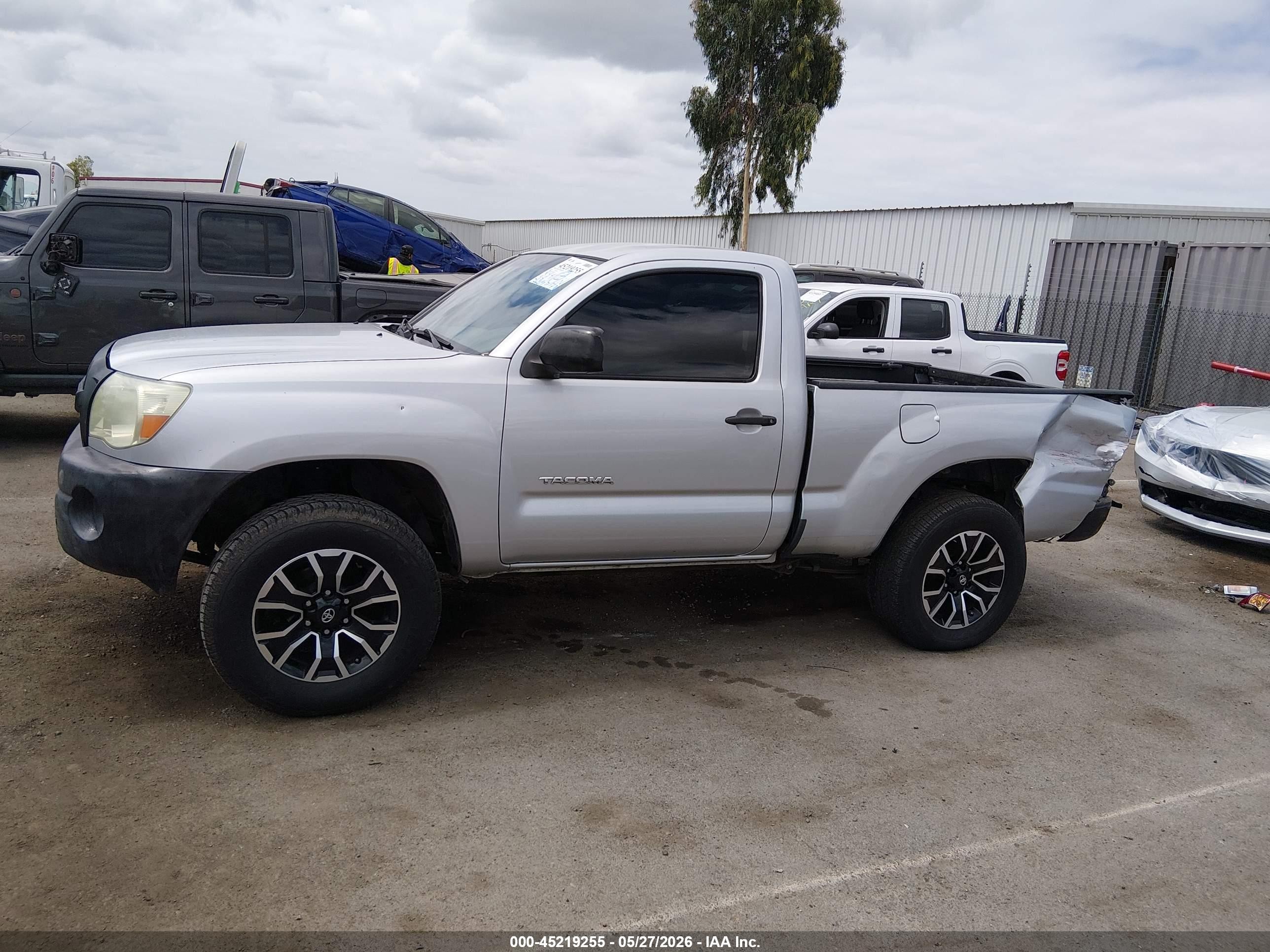 2006 Toyota Tacoma   Silver vin: 5TENX22N36Z255207