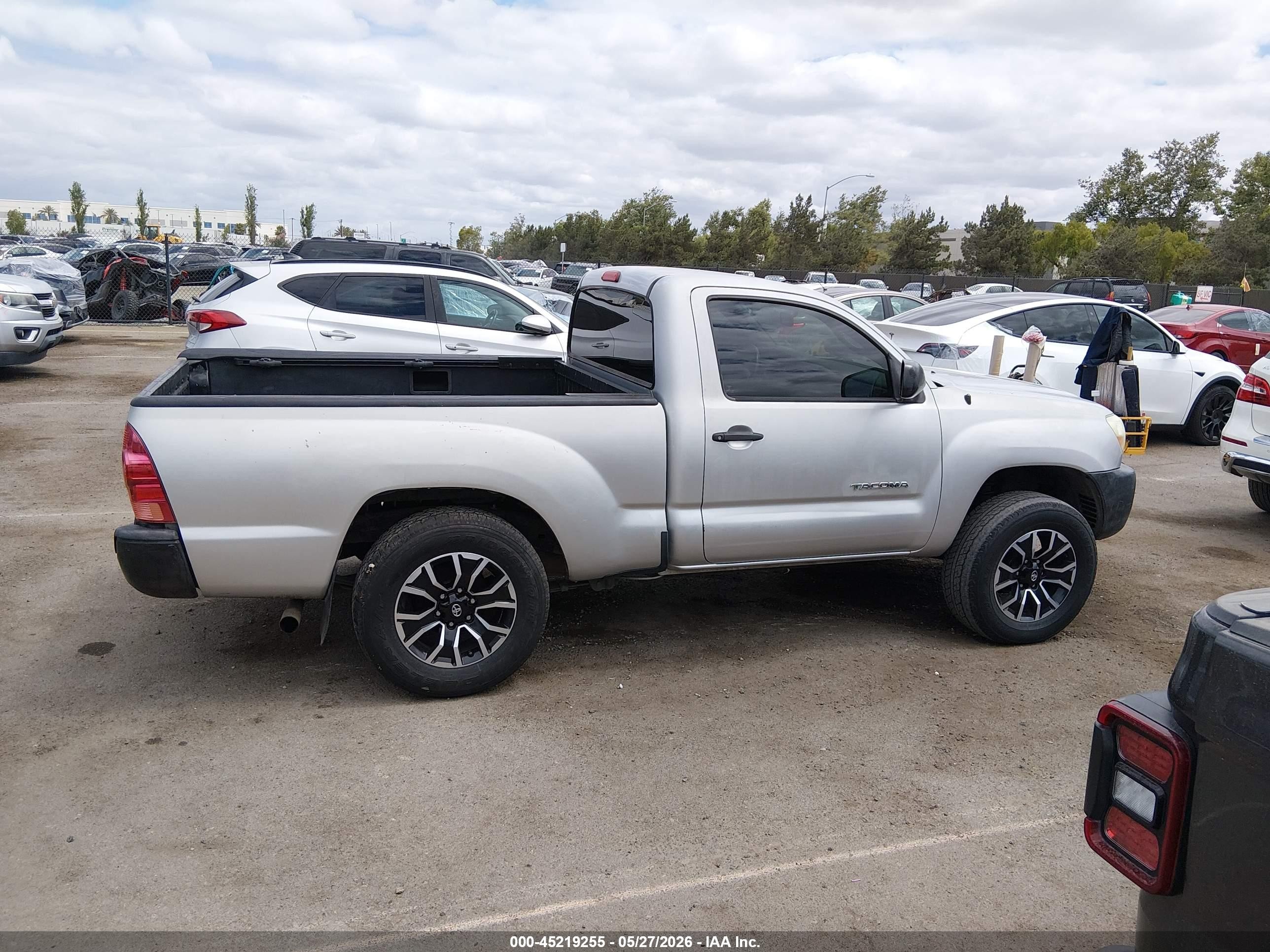 2006 Toyota Tacoma   Silver vin: 5TENX22N36Z255207