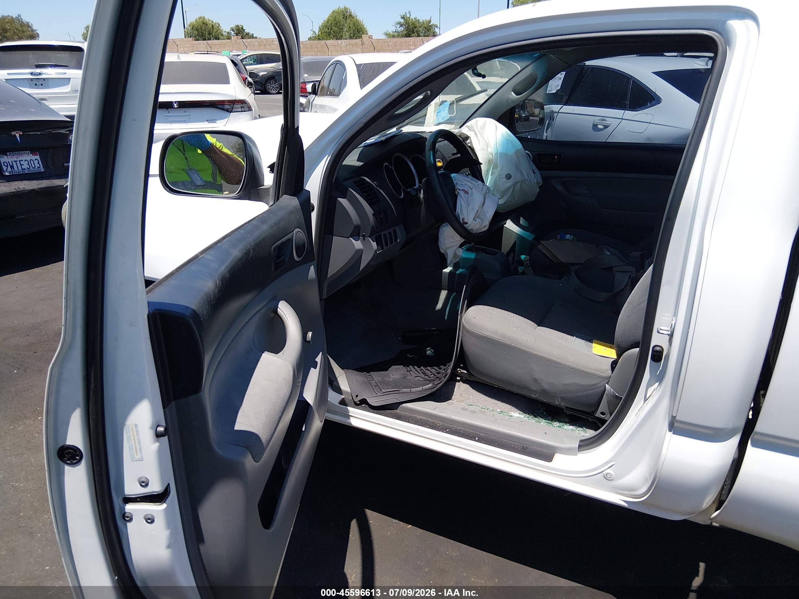 2005 Toyota Tacoma   White vin: 5TENX22N45Z091271