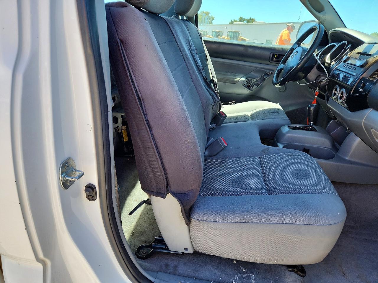 2005 Toyota Tacoma Base White vin: 5TENX22N55Z141935