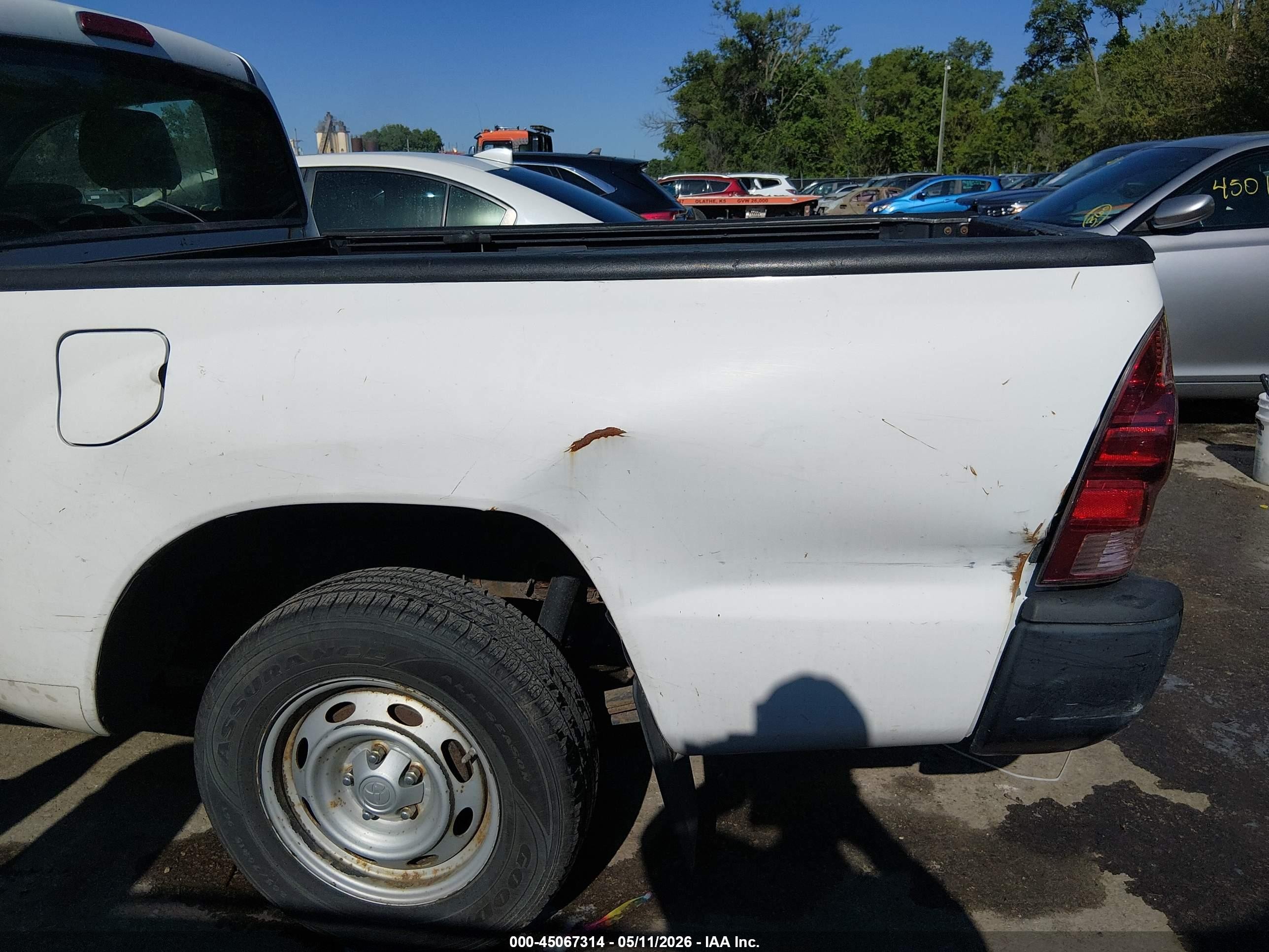 2008 Toyota Tacoma   White vin: 5TENX22N68Z579948