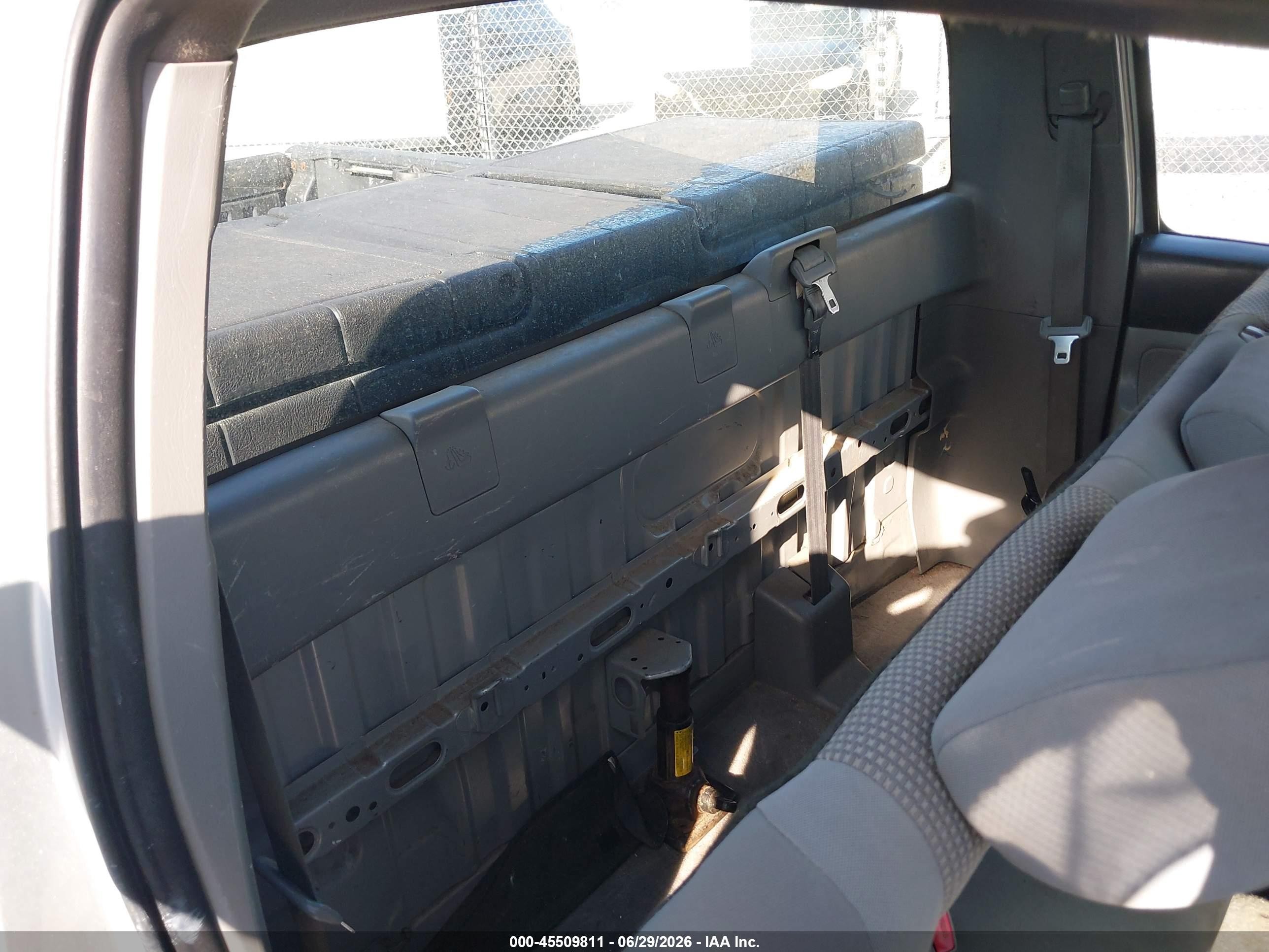 2007 Toyota Tacoma   Silver vin: 5TENX22N97Z322586