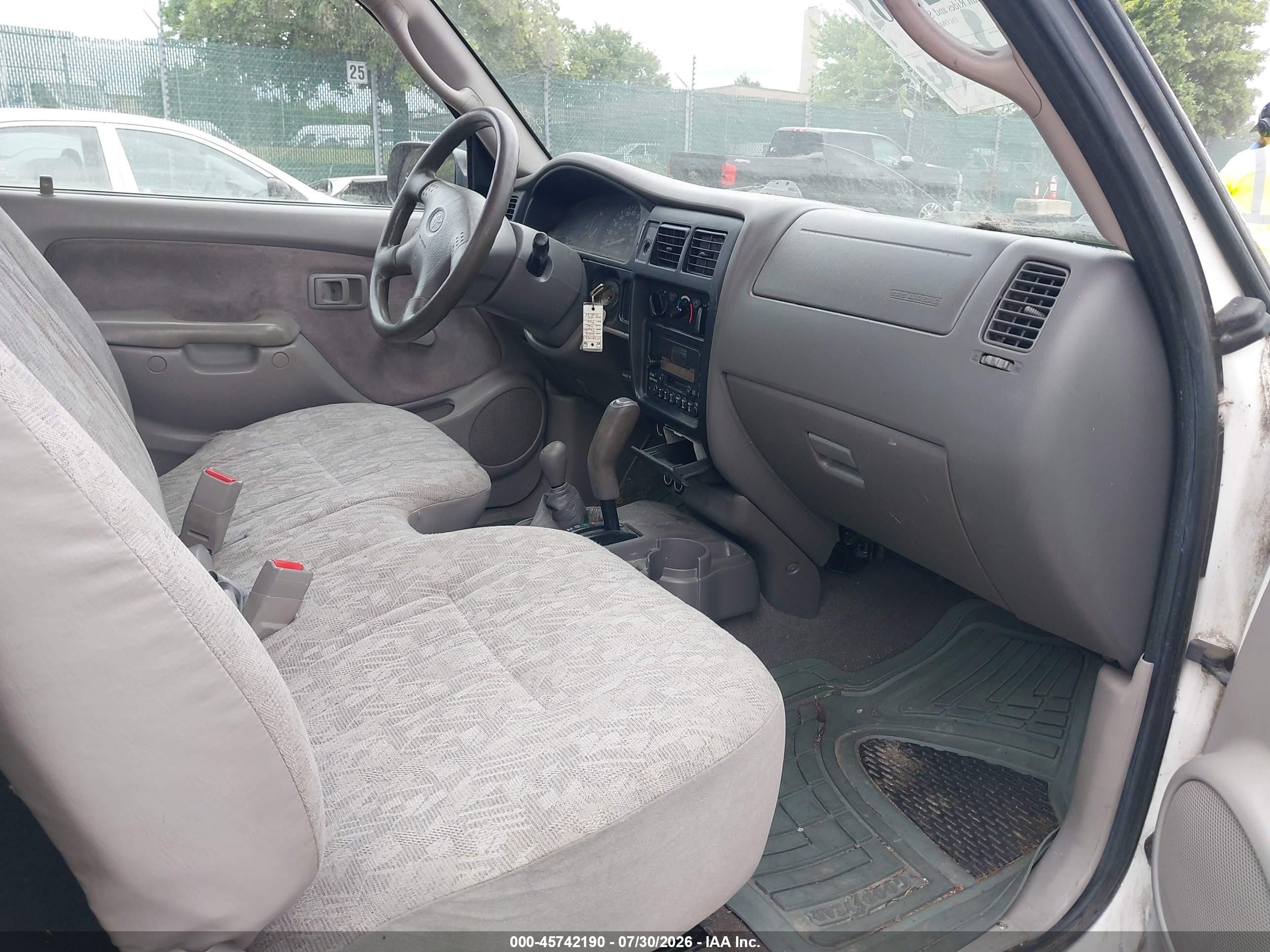 2002 Toyota Tacoma   Белый vin: 5TEPM62N42Z048134
