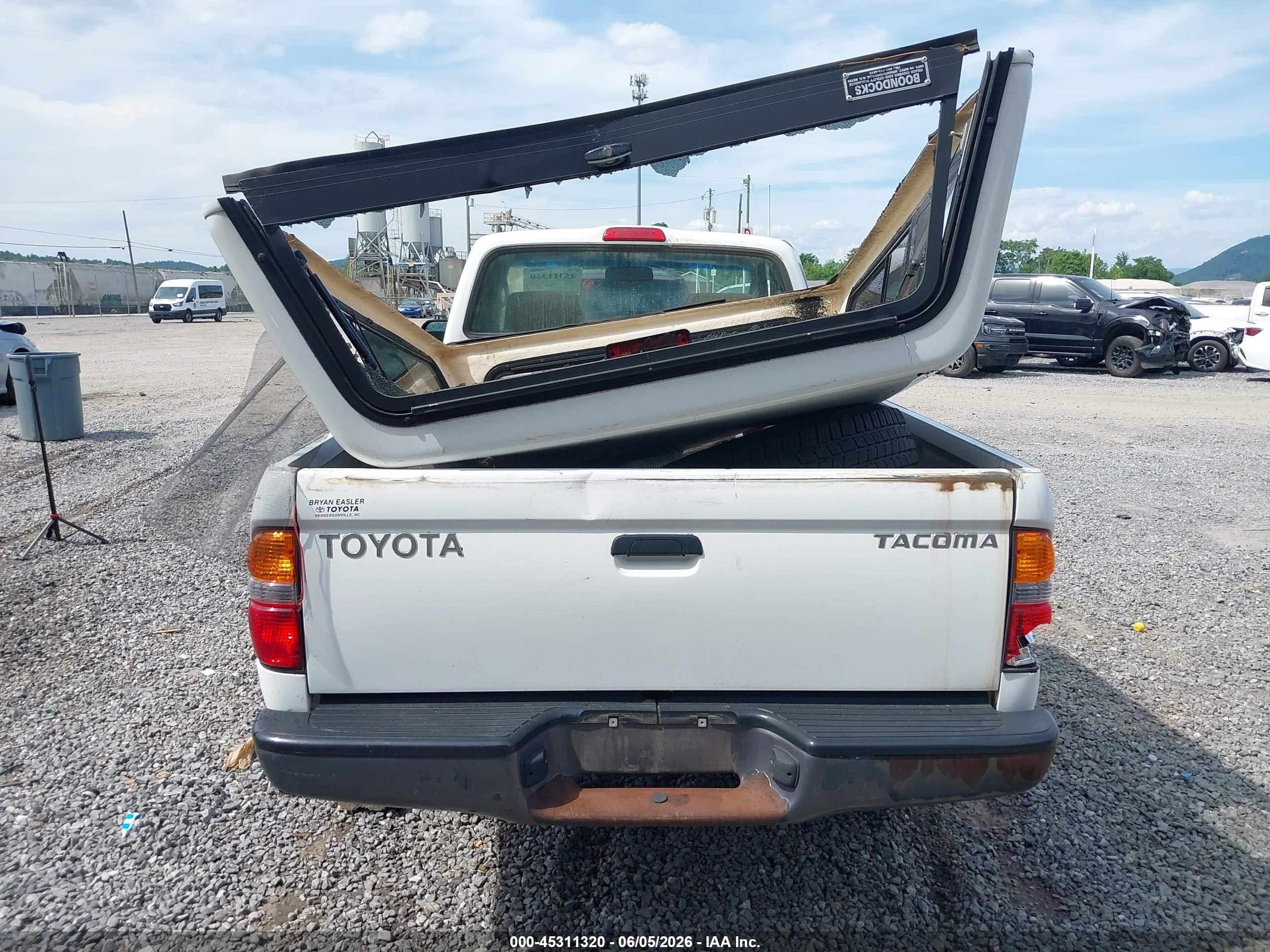 2004 Toyota Tacoma   White vin: 5TEPM62N44Z366032