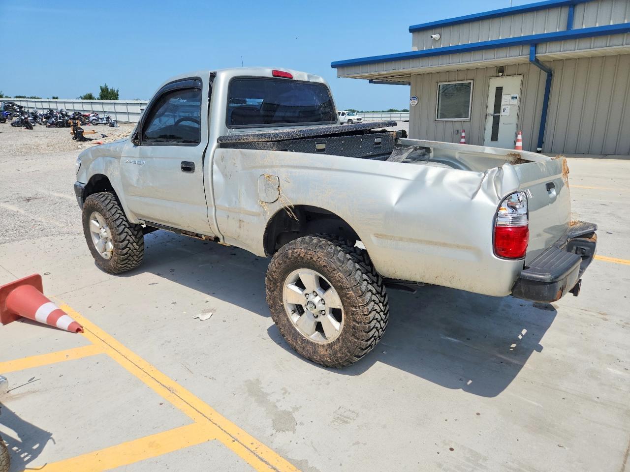 2002 Toyota Tacoma Base Silver vin: 5TEPM62N82Z887302