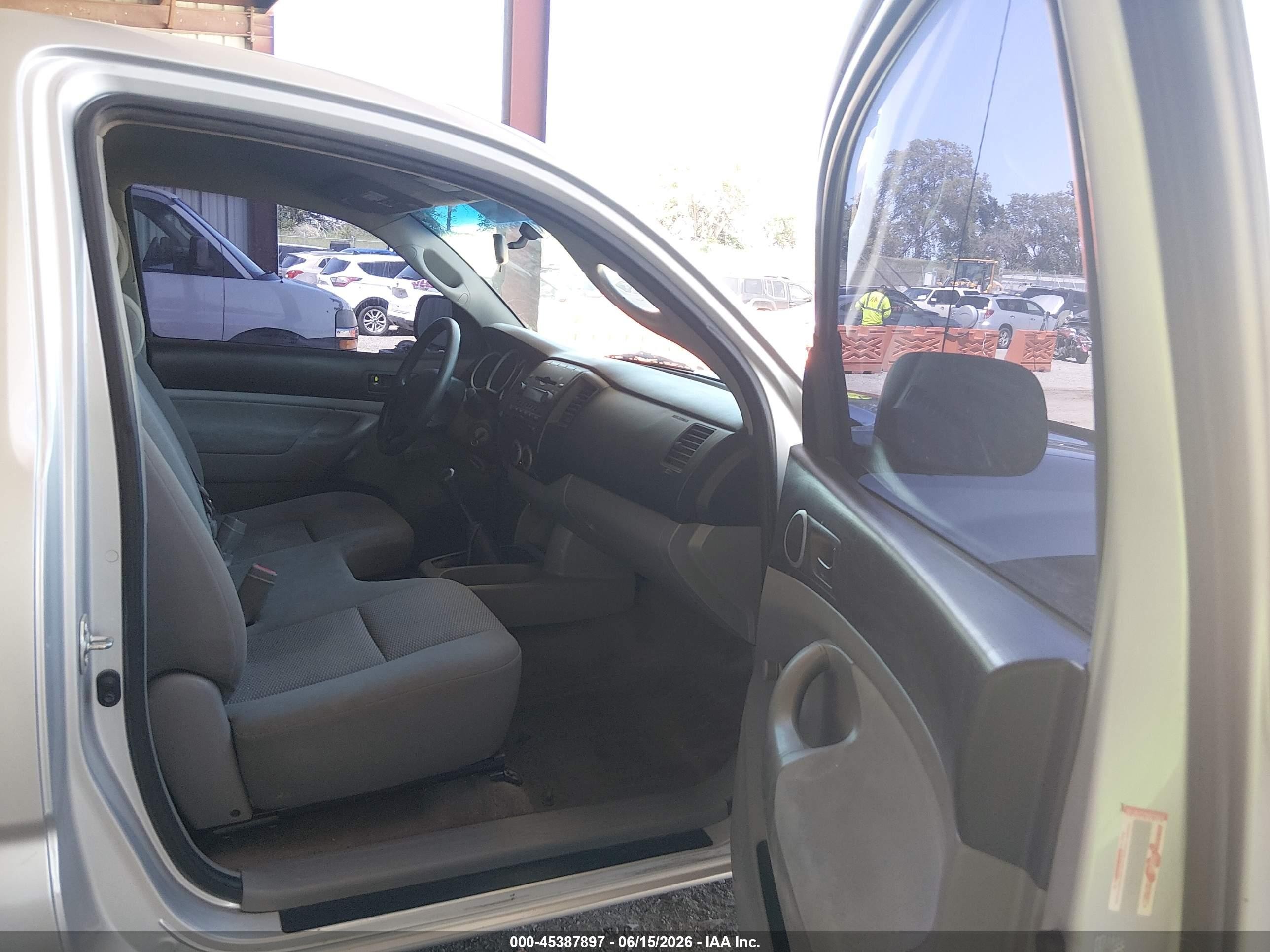 2008 Toyota Tacoma   Silver vin: 5TEPX42N28Z475655