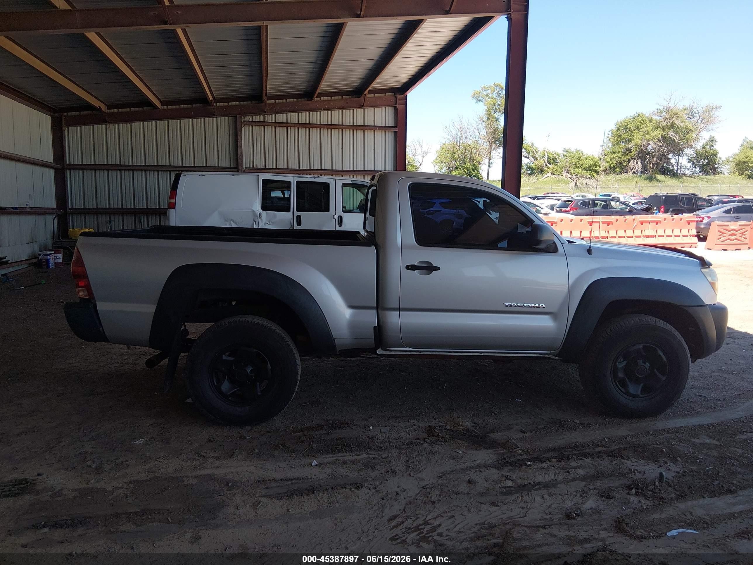 2008 Toyota Tacoma   Silver vin: 5TEPX42N28Z475655