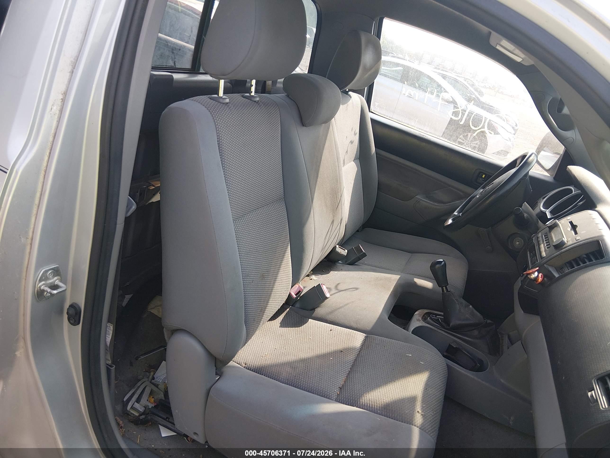 2007 Toyota Tacoma   Silver vin: 5TEPX42N57Z342001