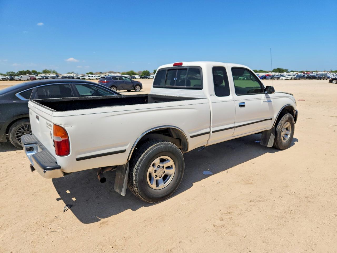 2000 Toyota Tacoma Xtracab Prerunner White vin: 5TESN92N3YZ704714