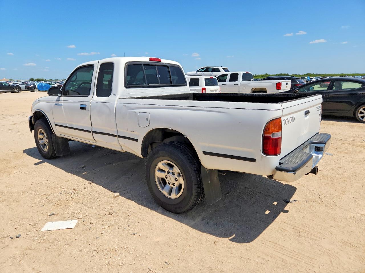 2000 Toyota Tacoma Xtracab Prerunner White vin: 5TESN92N3YZ704714