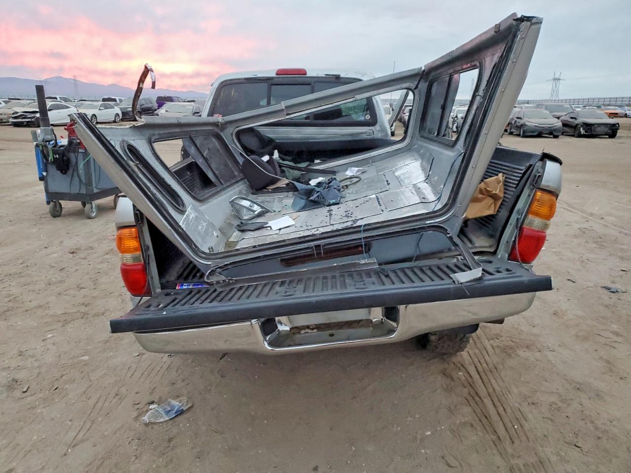 2004 Toyota Tacoma Xtracab Prerunner Silver vin: 5TESN92N94Z319815