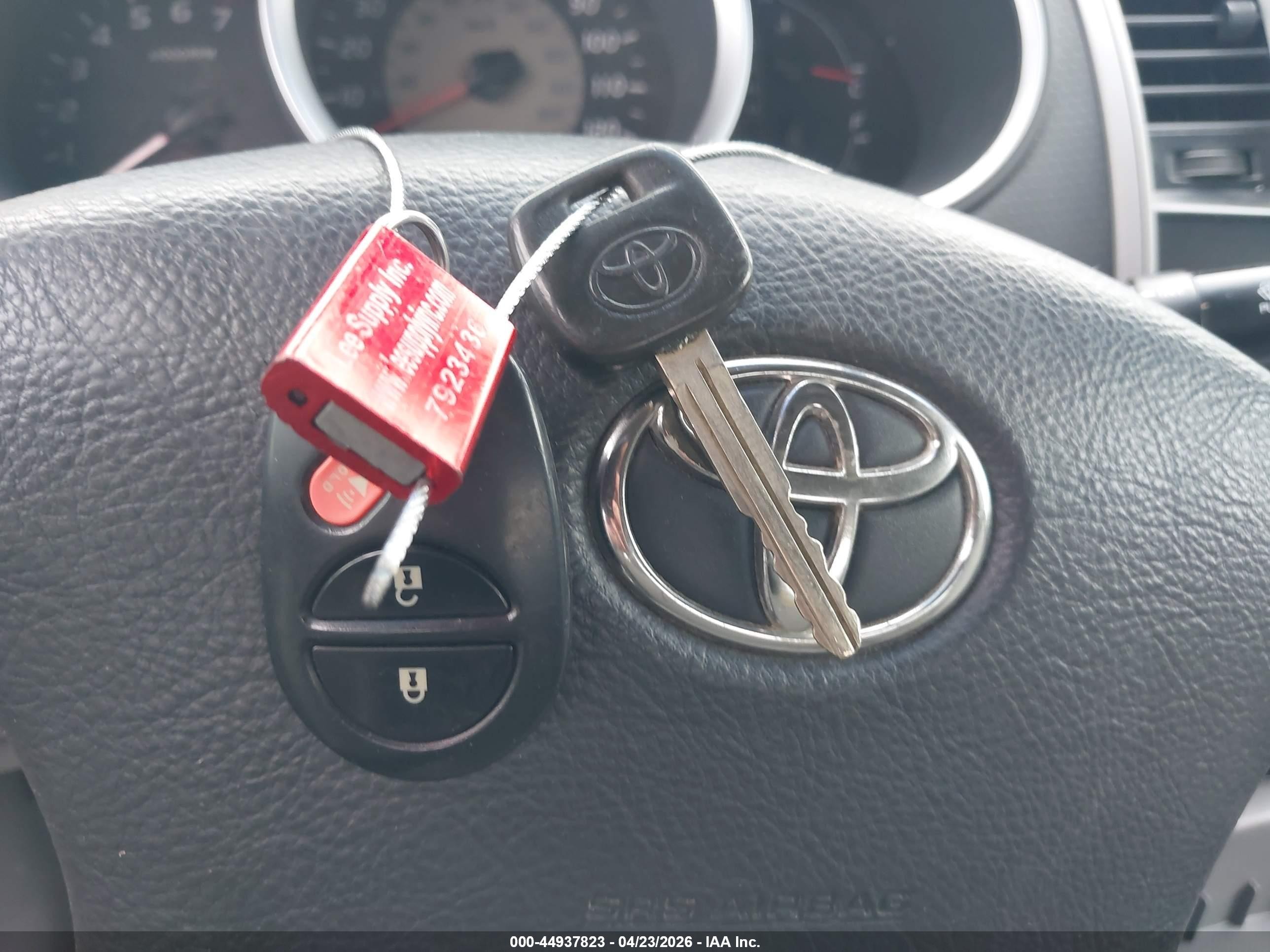 2008 Toyota Tacoma   Белый vin: 5TETX22N28Z564306