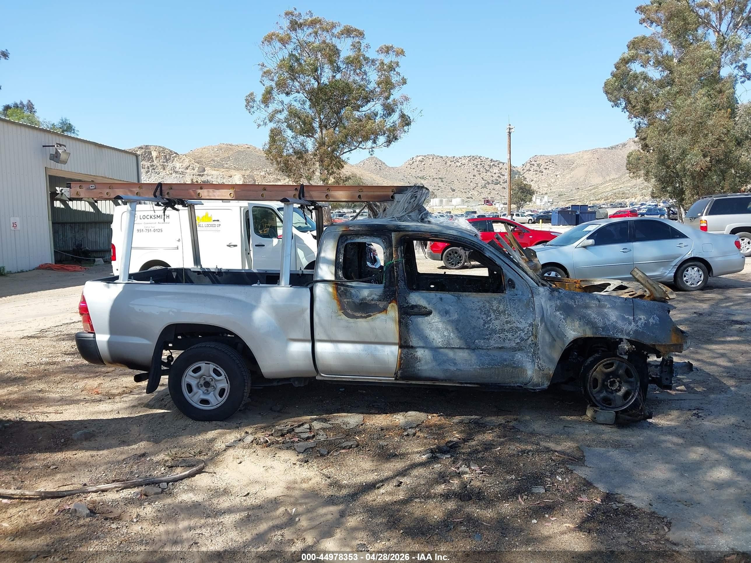 2005 Toyota Tacoma   Silver vin: 5TETX22NX5Z092030