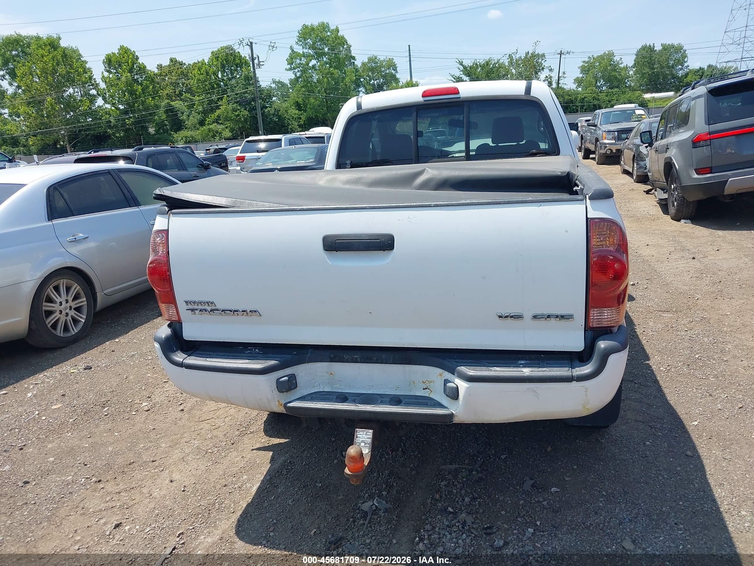 2006 Toyota Tacoma Base V6 White vin: 5TEUU42N26Z307247