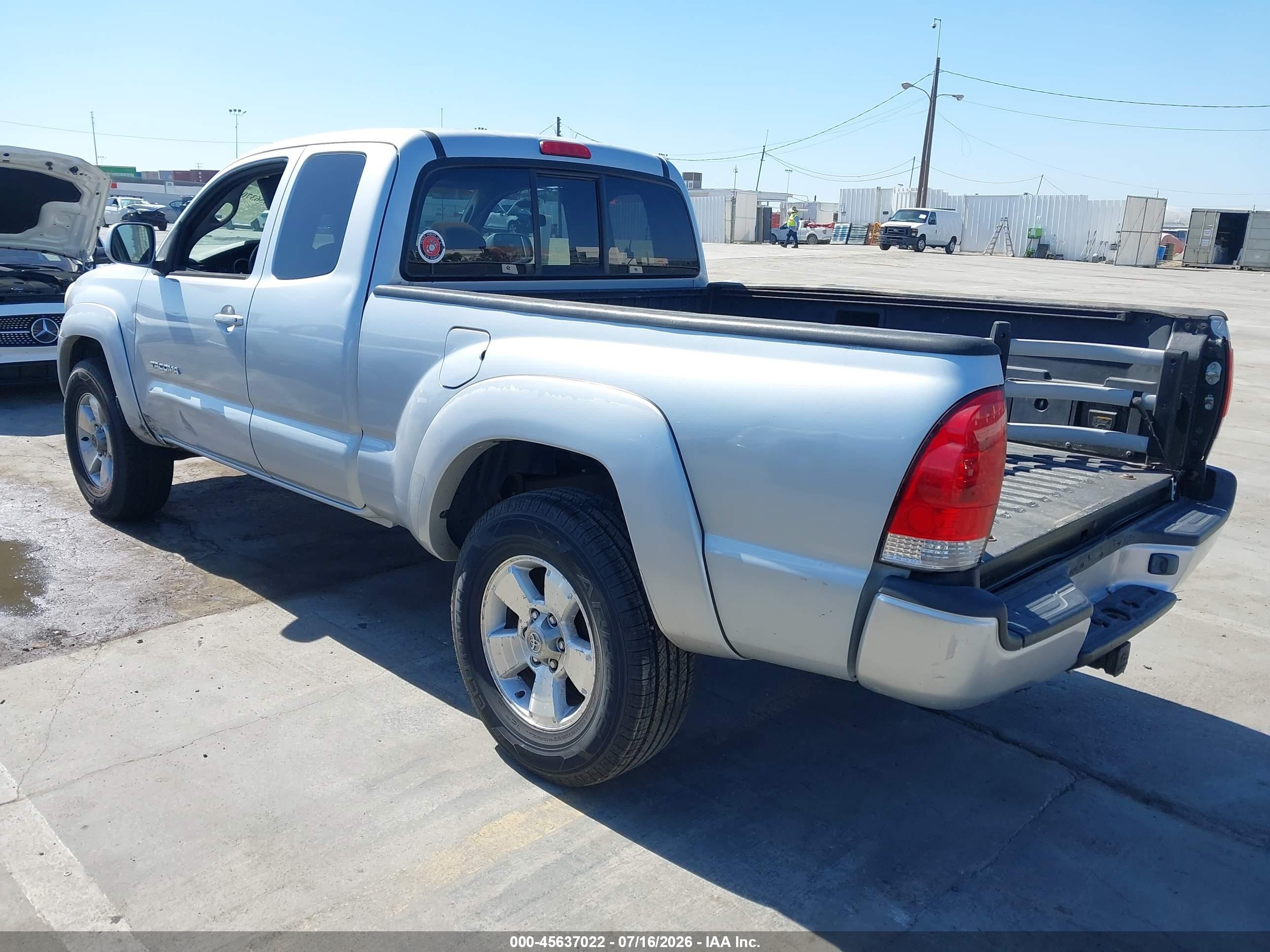 2005 Toyota Tacoma Base V6 Silver vin: 5TEUU42N45Z102883