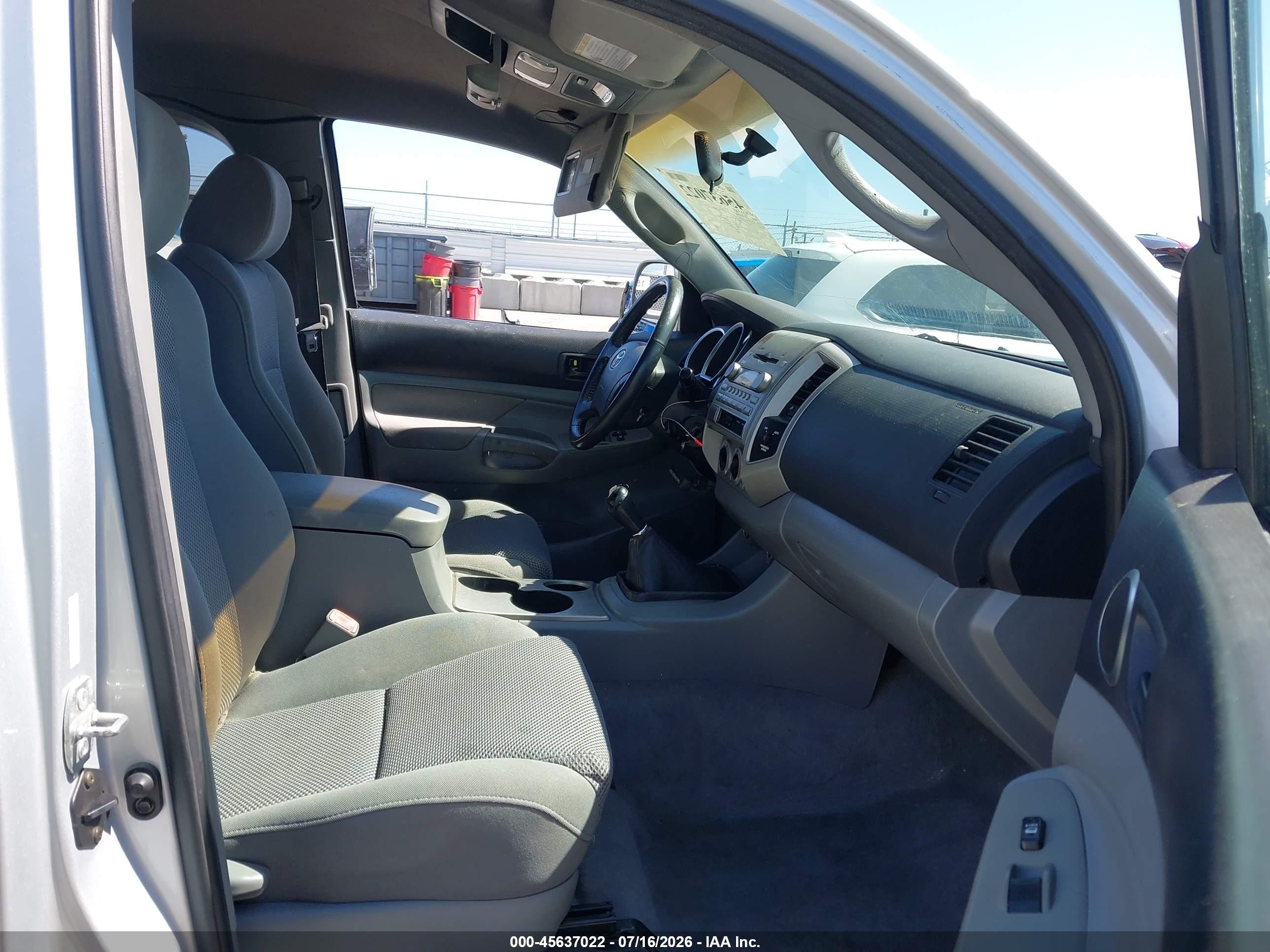 2005 Toyota Tacoma Base V6 Silver vin: 5TEUU42N45Z102883