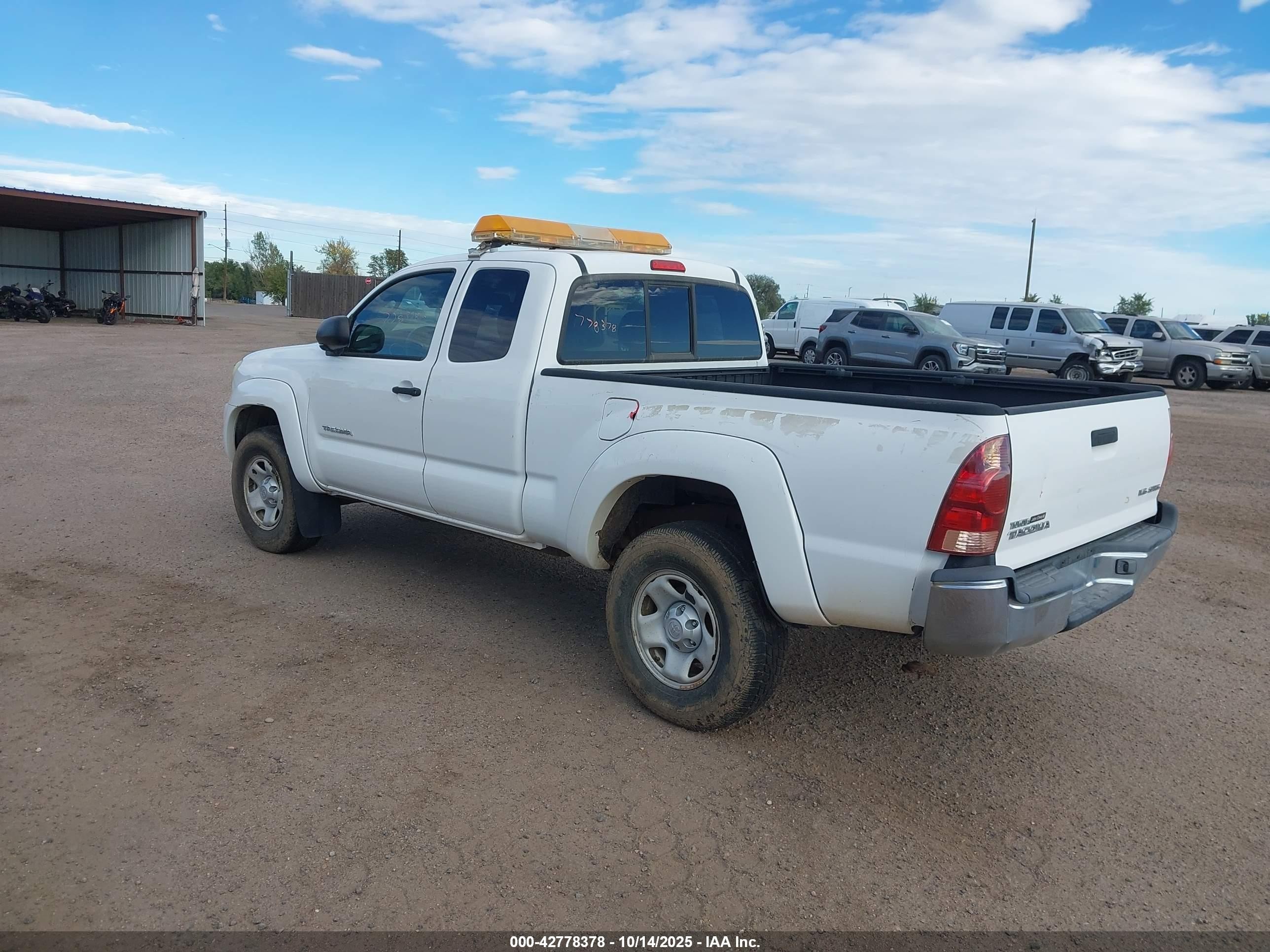 2005 Toyota Tacoma Base V6 White vin: 5TEUU42N45Z130280