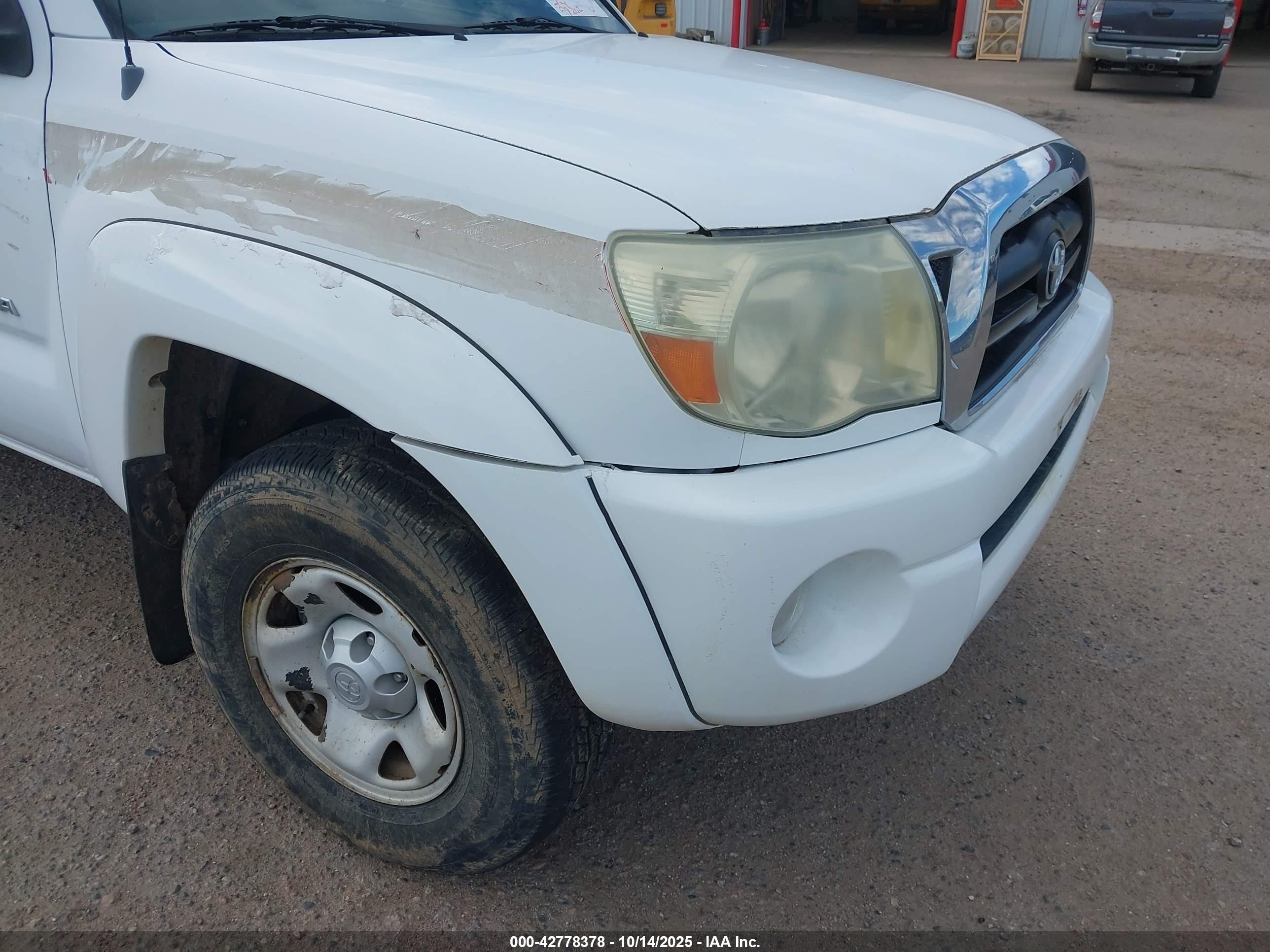 2005 Toyota Tacoma Base V6 White vin: 5TEUU42N45Z130280