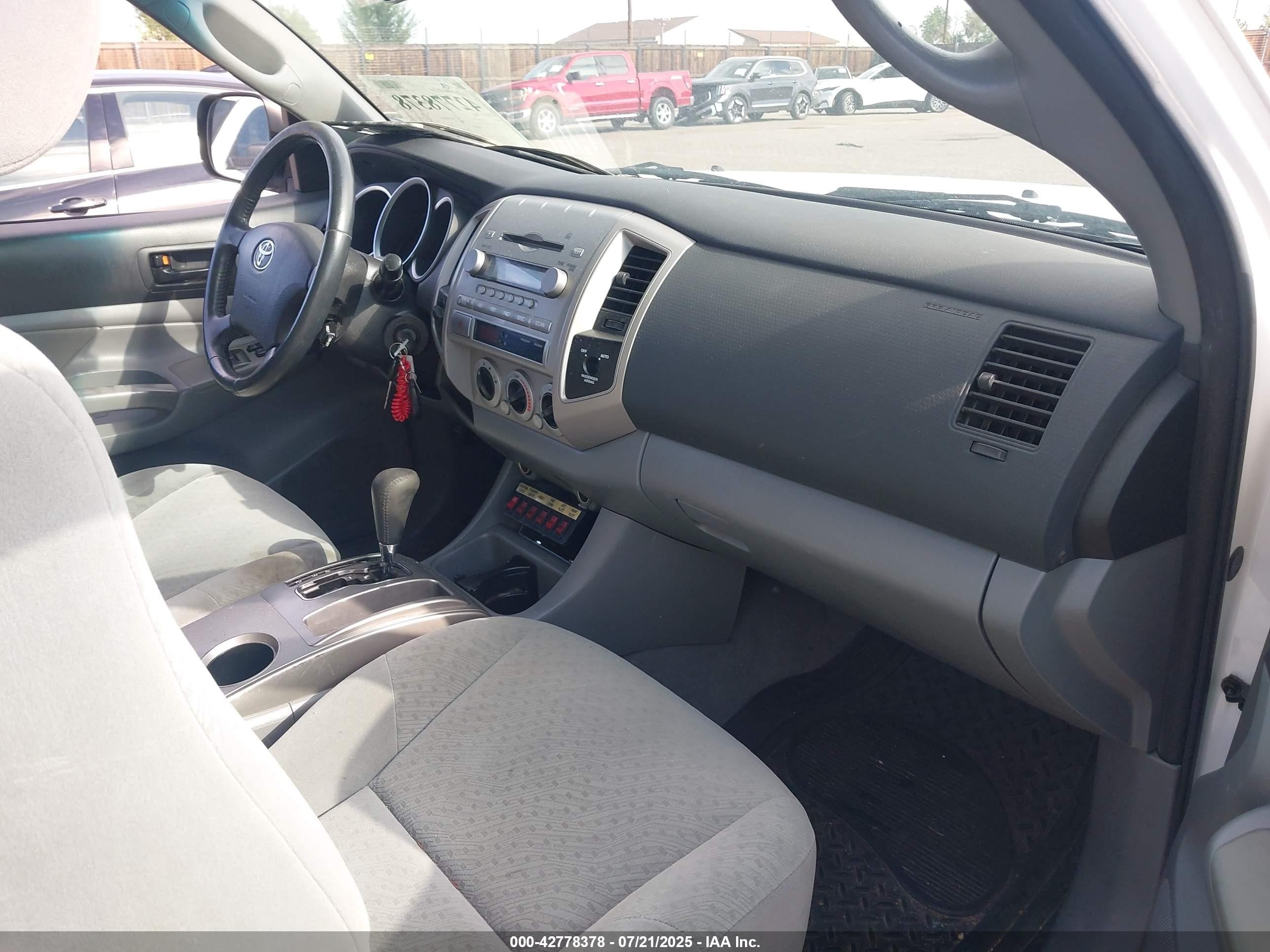 2005 Toyota Tacoma Base V6 White vin: 5TEUU42N45Z130280