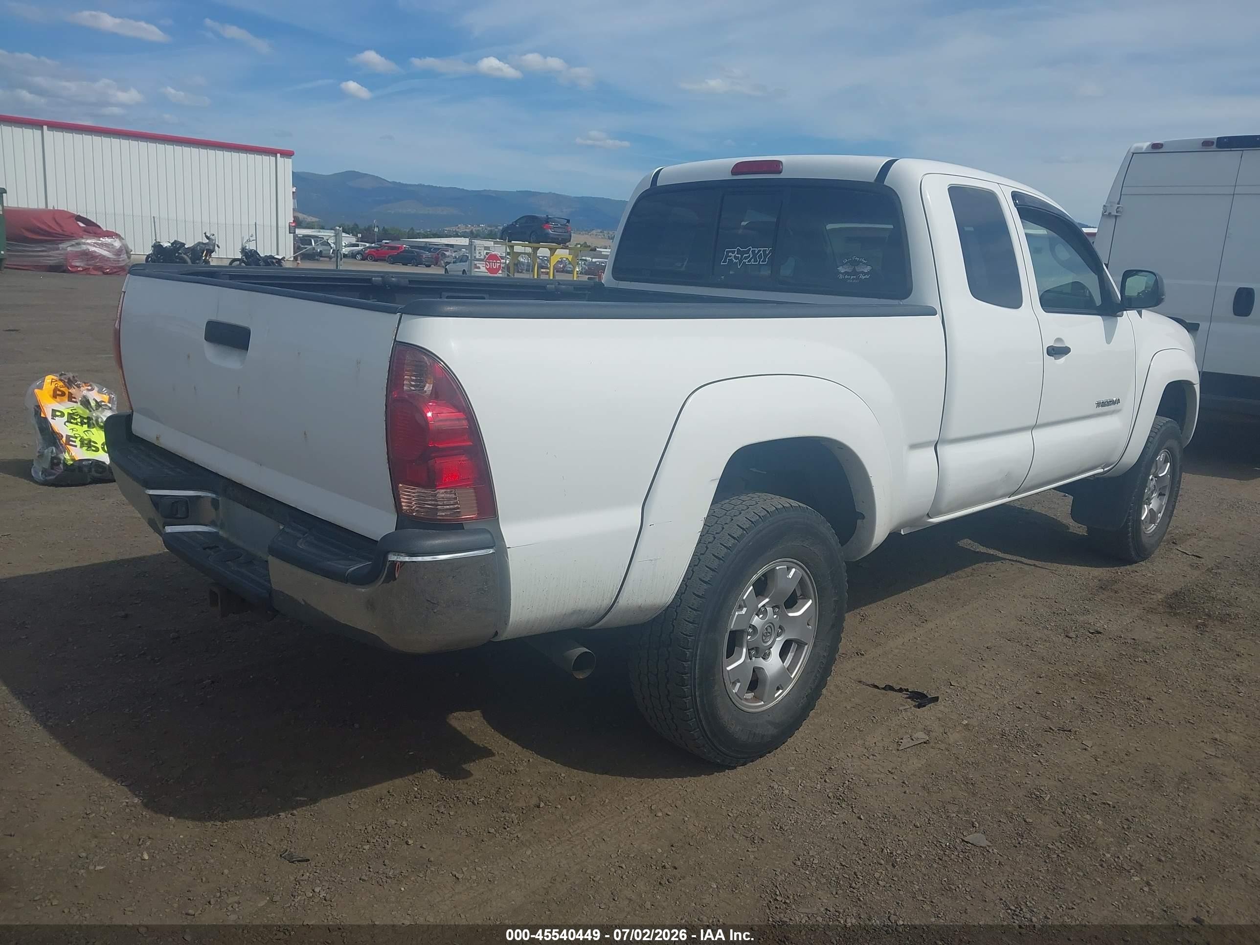 2005 Toyota Tacoma Base V6 White vin: 5TEUU42N65Z114209