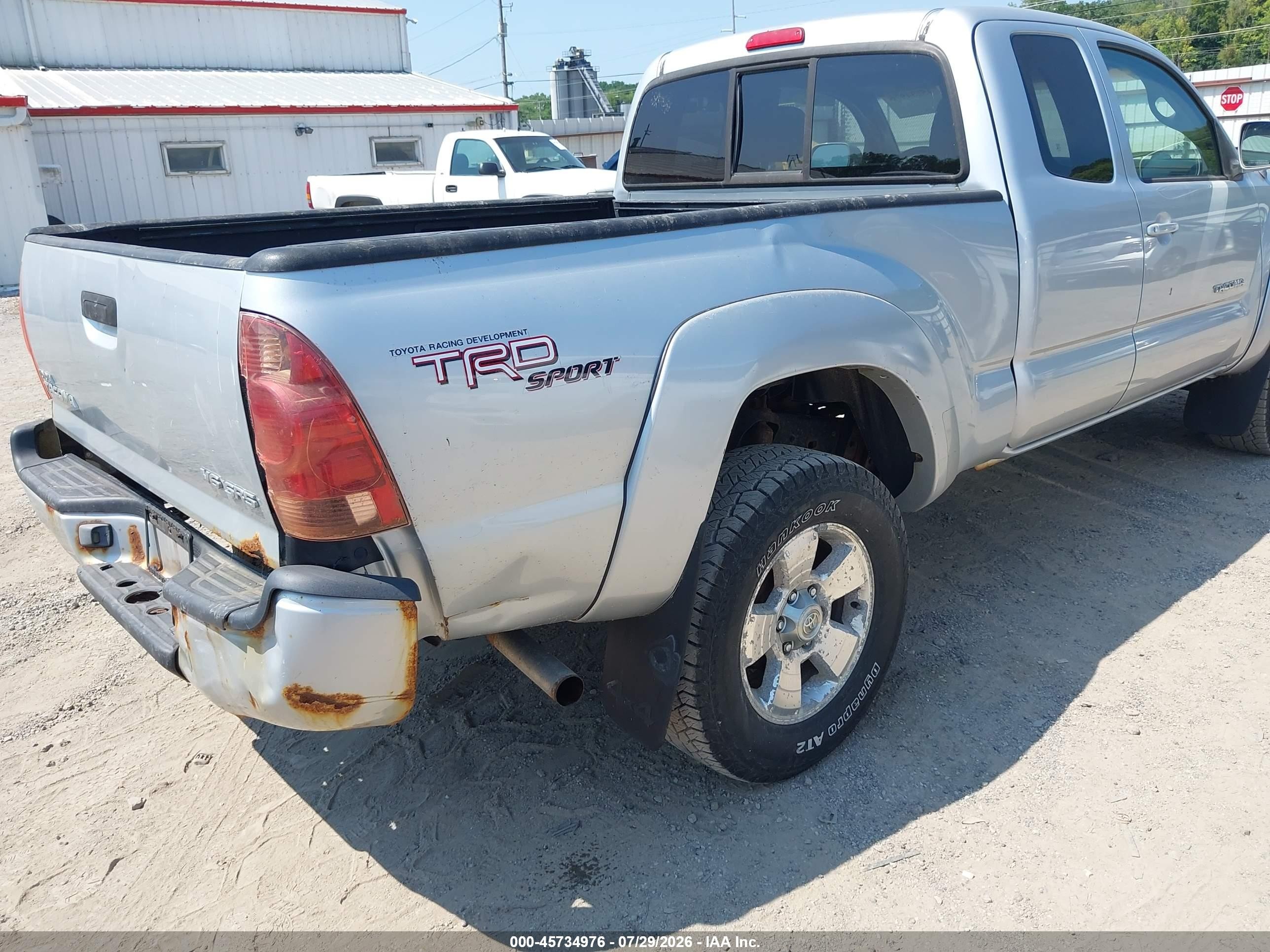 2005 Toyota Tacoma Base V6 White vin: 5TEUU42N75Z020243