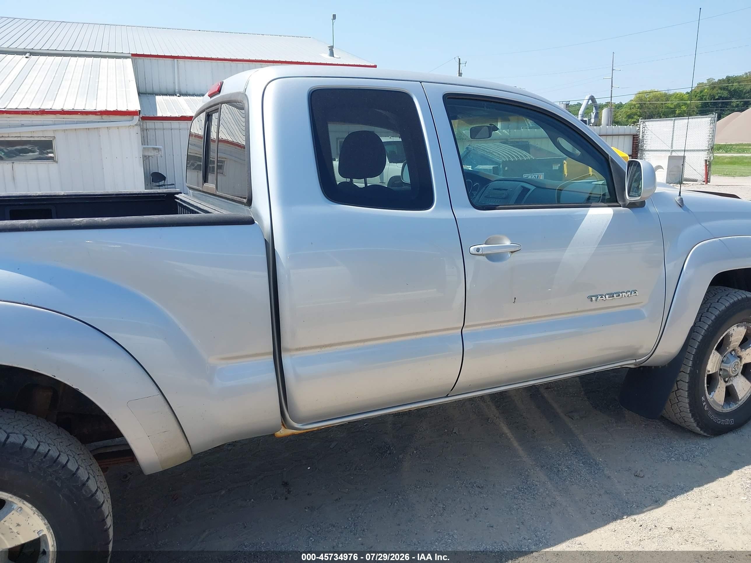 2005 Toyota Tacoma Base V6 White vin: 5TEUU42N75Z020243