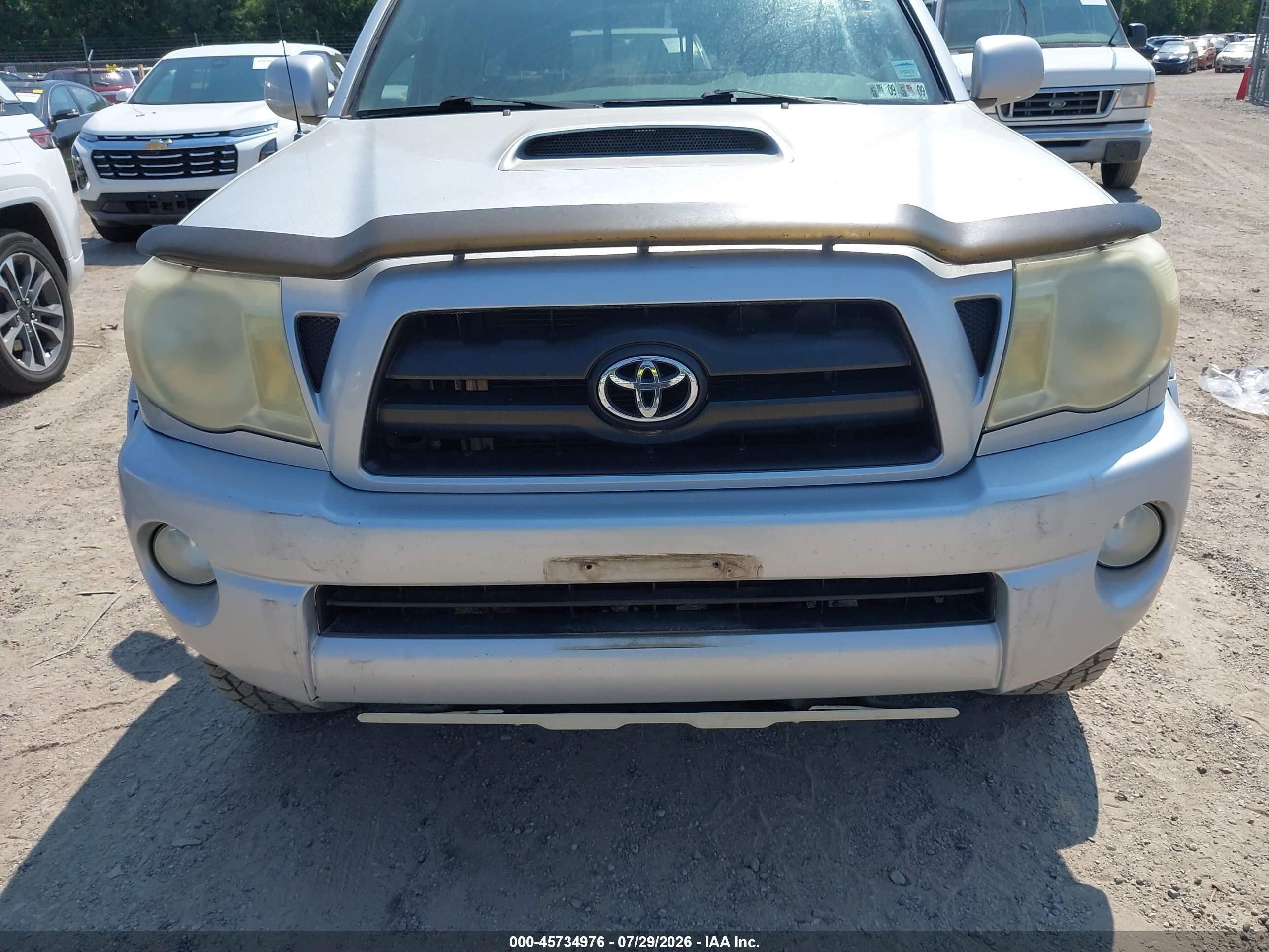 2005 Toyota Tacoma Base V6 White vin: 5TEUU42N75Z020243