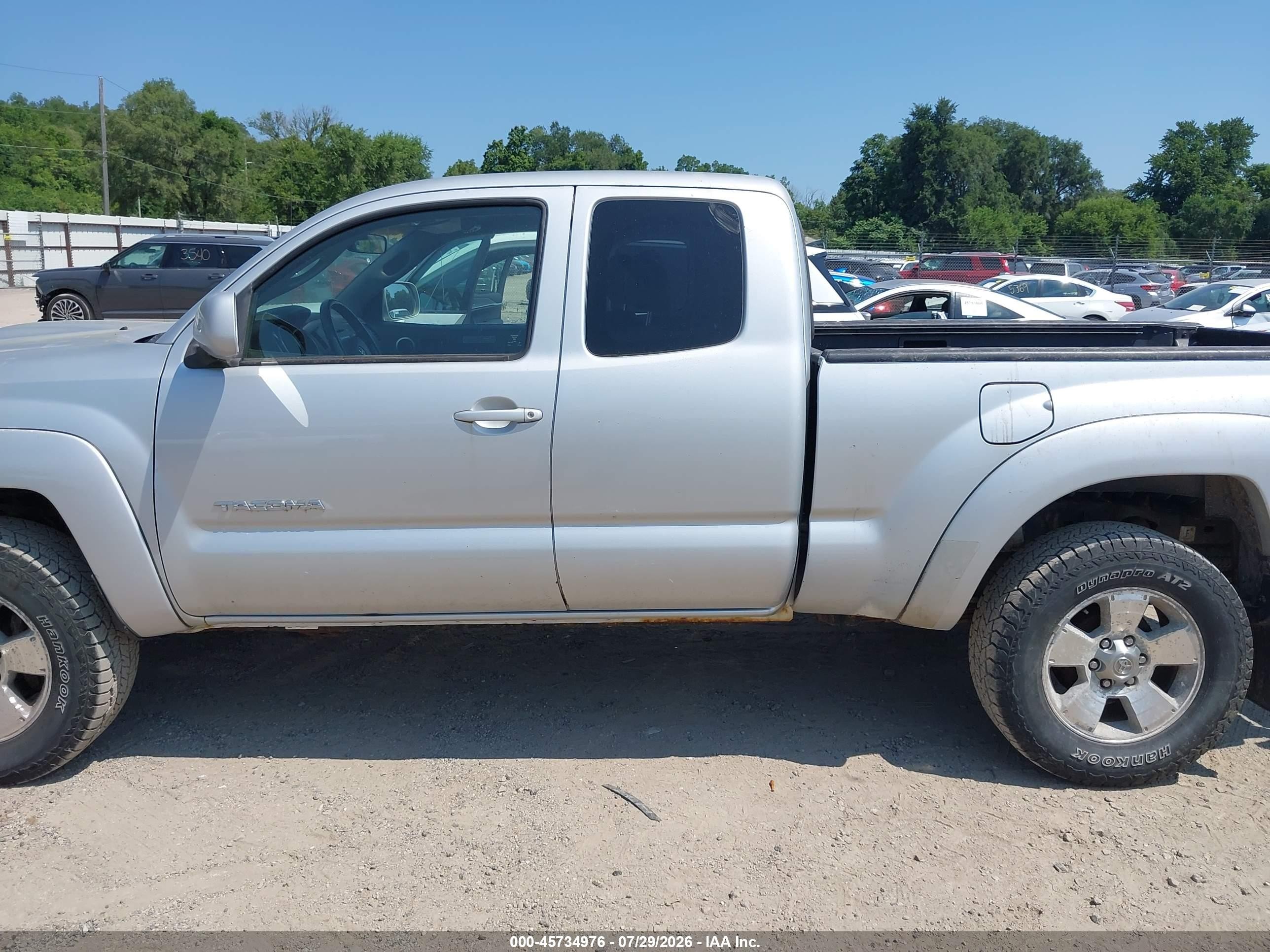 2005 Toyota Tacoma Base V6 White vin: 5TEUU42N75Z020243