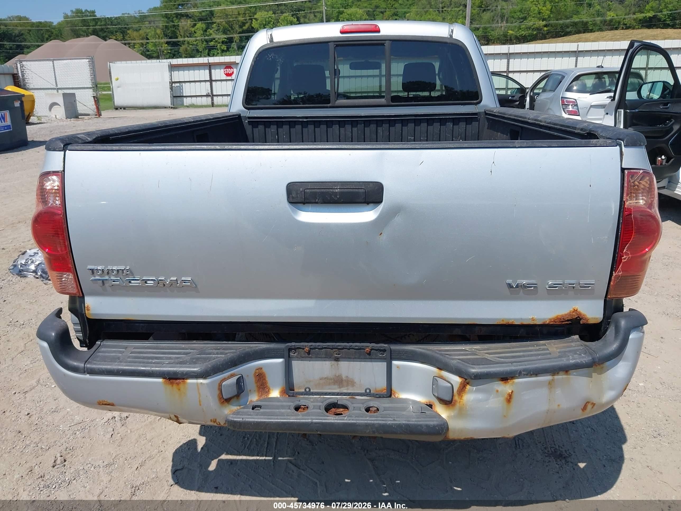 2005 Toyota Tacoma Base V6 White vin: 5TEUU42N75Z020243
