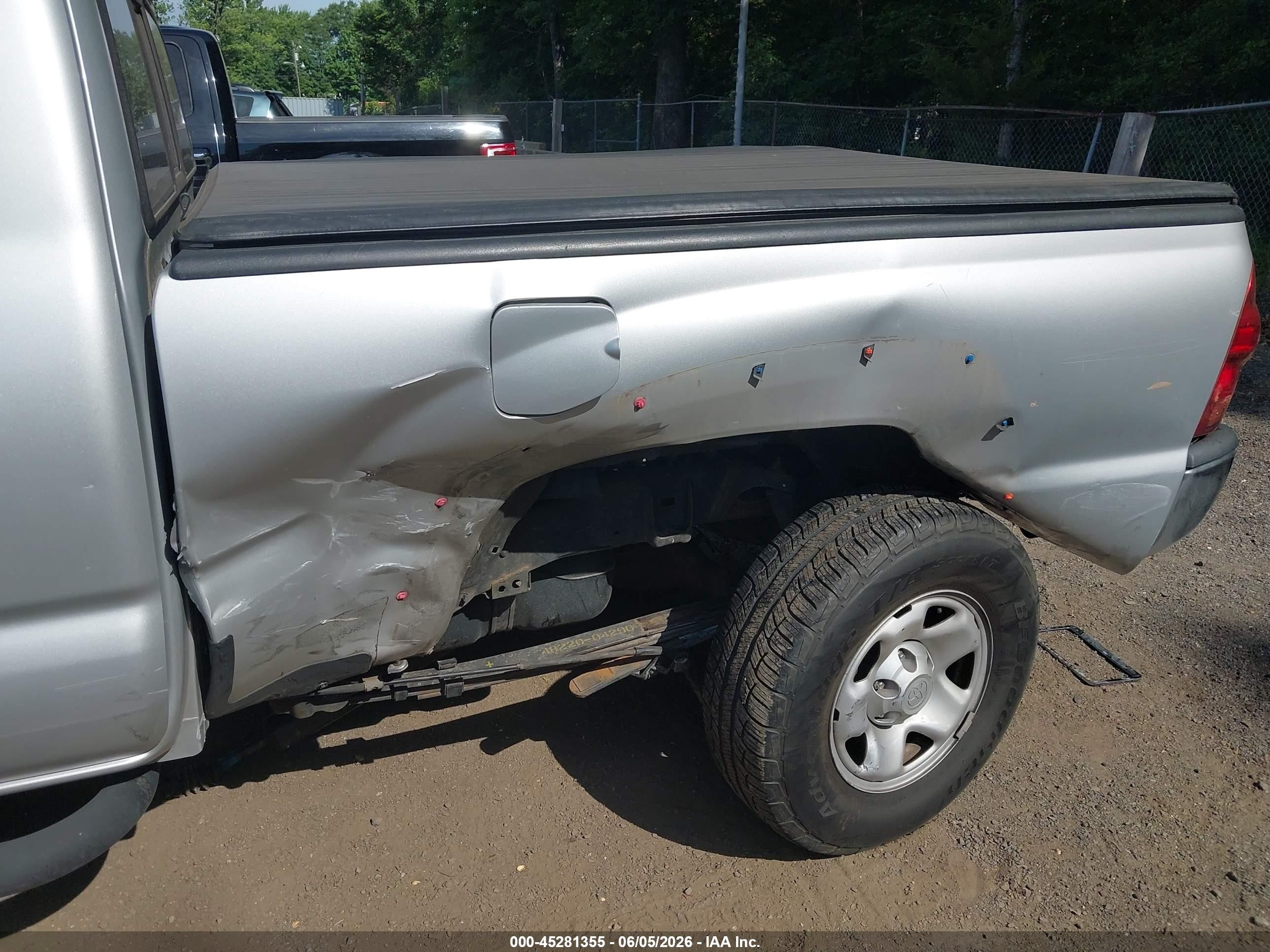 2008 Toyota Tacoma   Silver vin: 5TEUX42N38Z475621