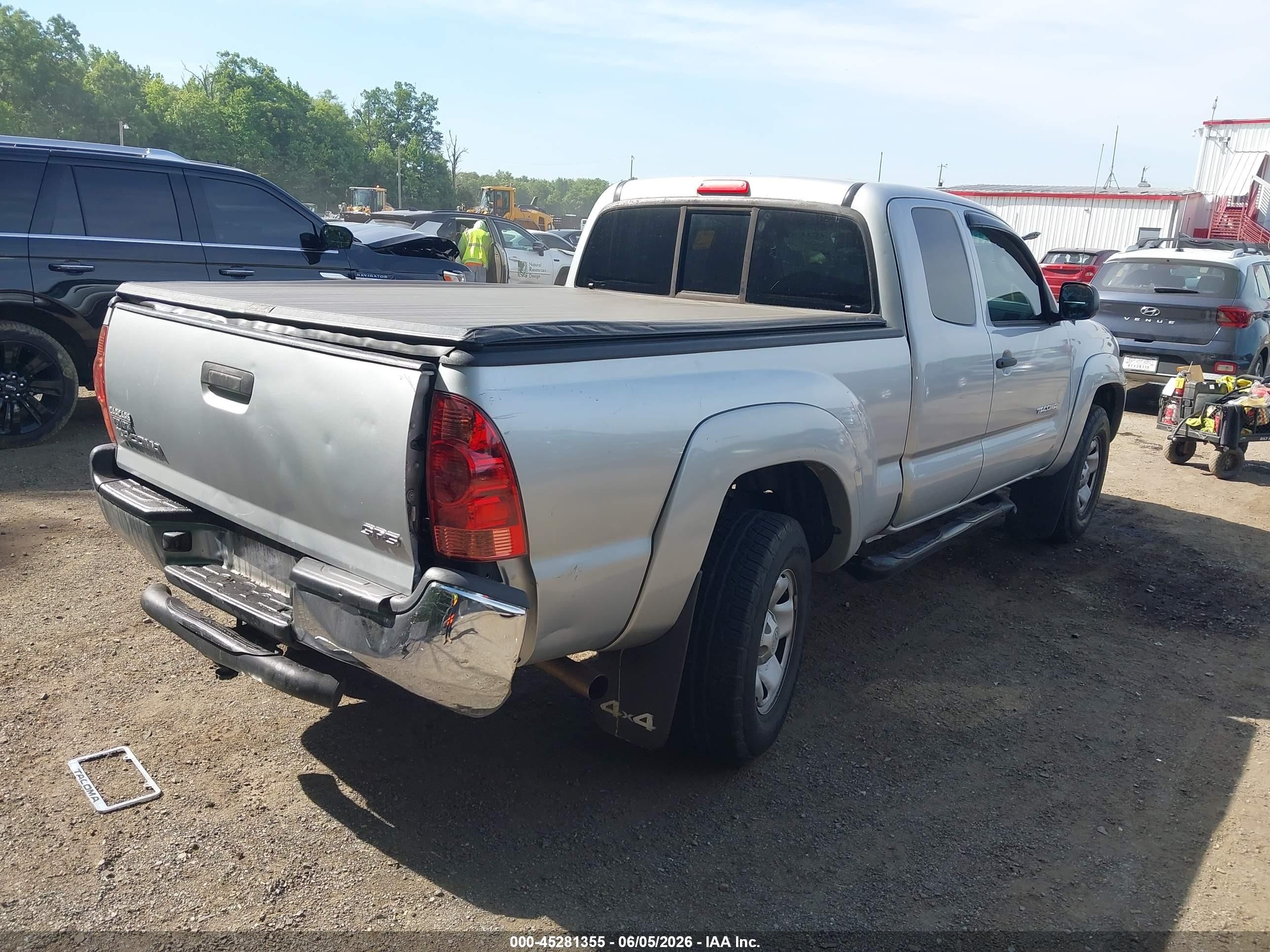 2008 Toyota Tacoma   Silver vin: 5TEUX42N38Z475621