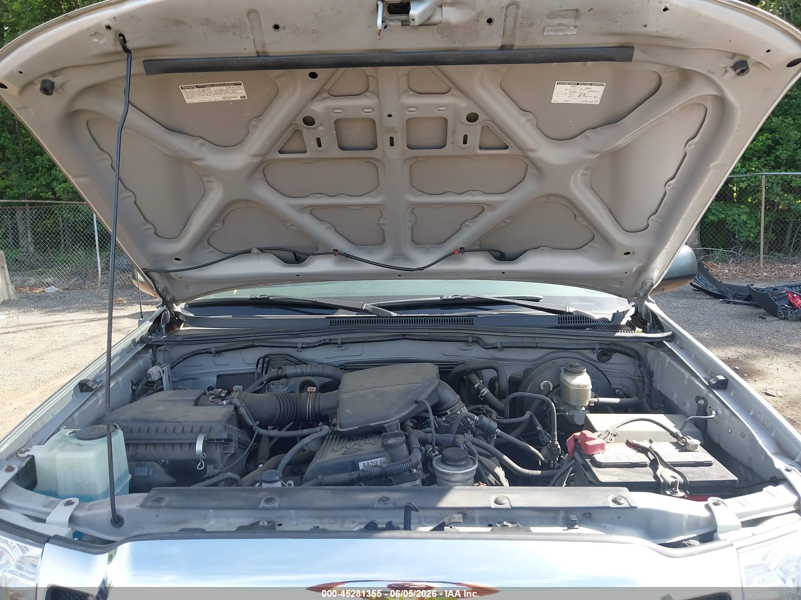 2008 Toyota Tacoma   Silver vin: 5TEUX42N38Z475621