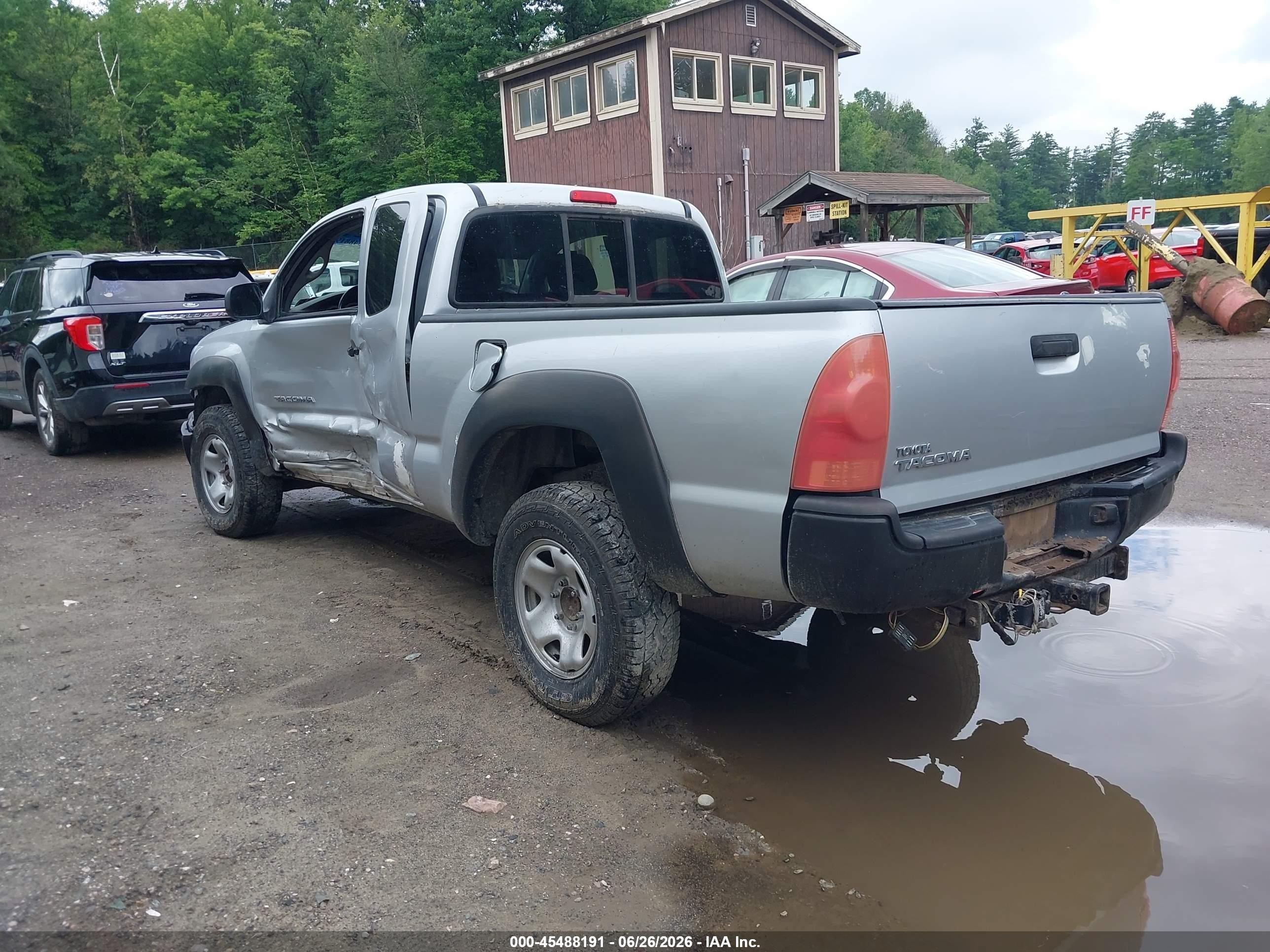 2005 Toyota Tacoma   Silver vin: 5TEUX42N85Z052979