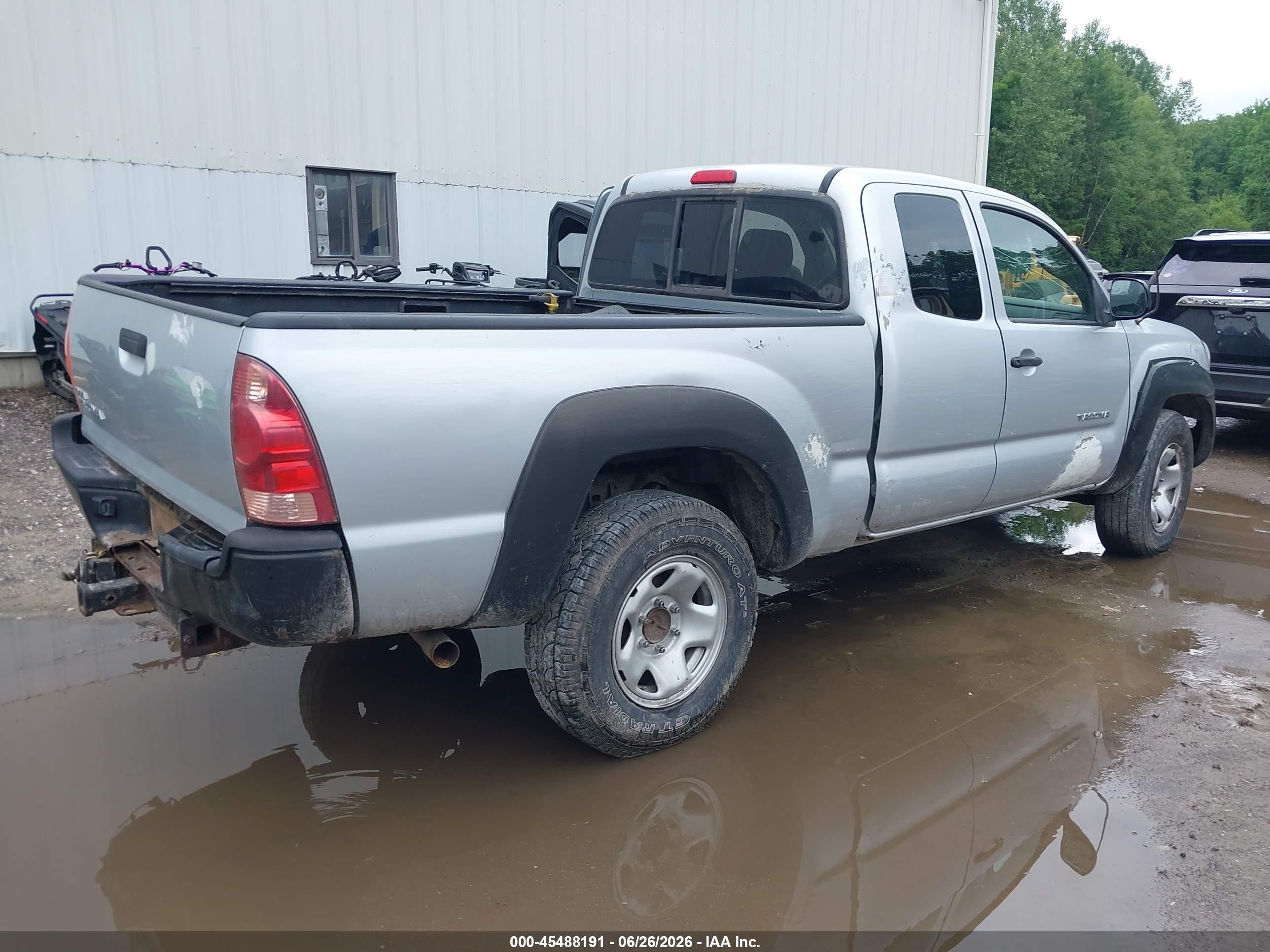 2005 Toyota Tacoma   Silver vin: 5TEUX42N85Z052979