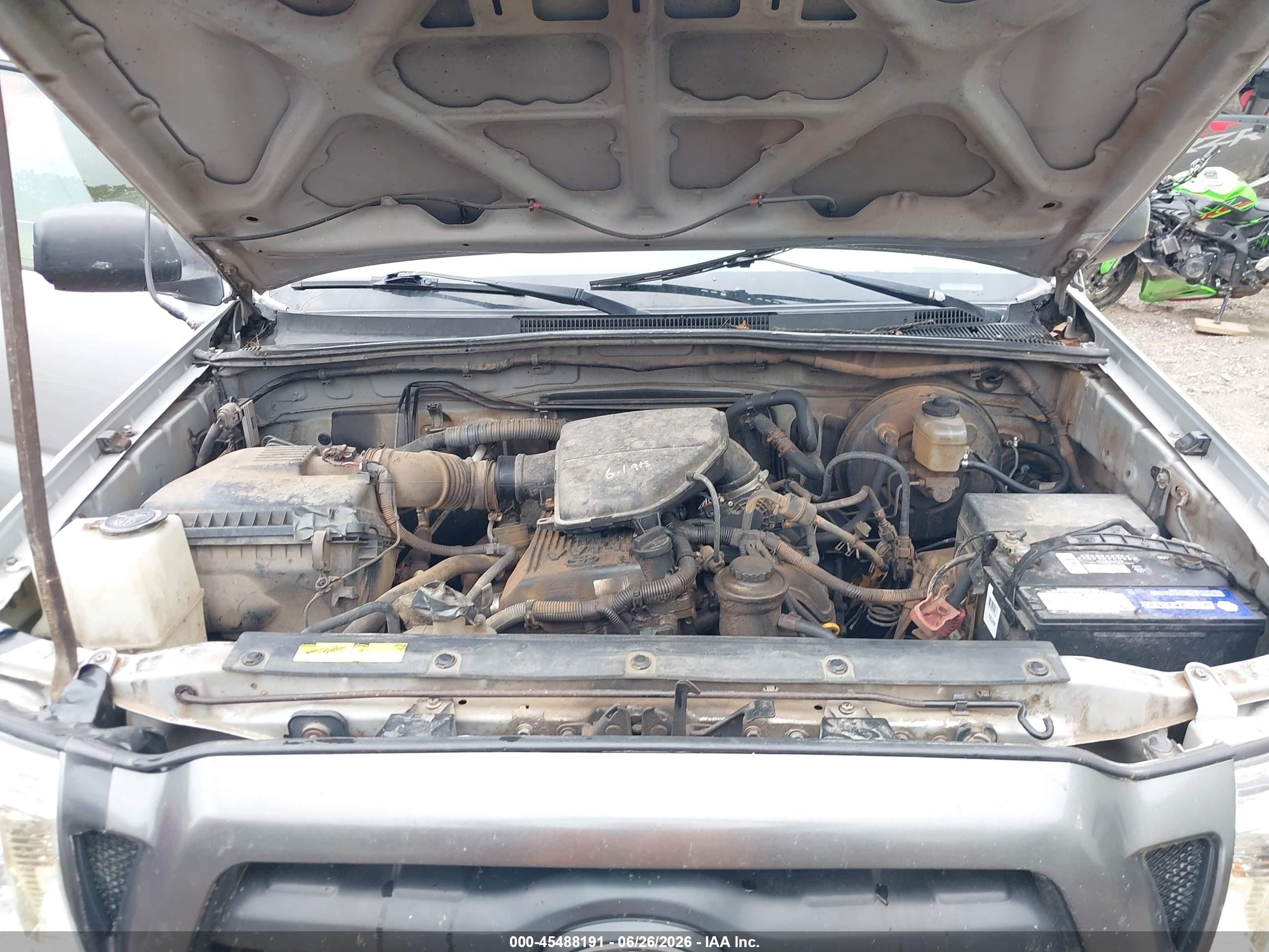 2005 Toyota Tacoma   Silver vin: 5TEUX42N85Z052979