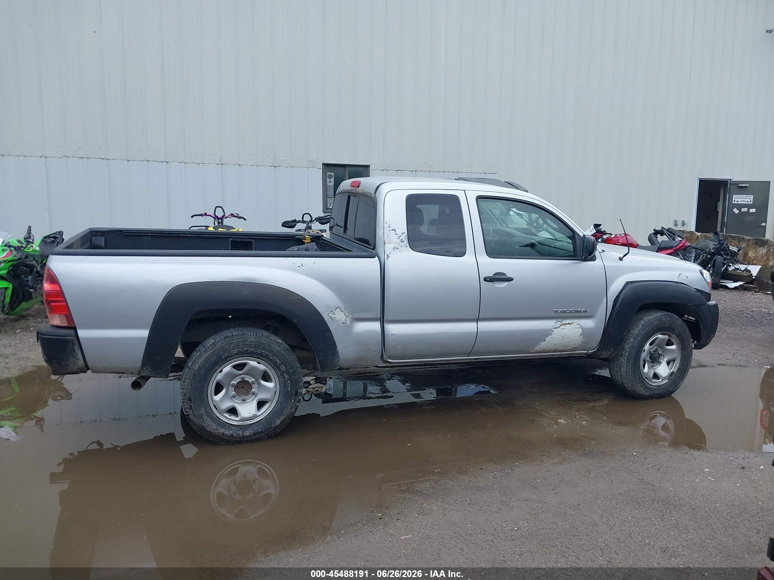 2005 Toyota Tacoma   Silver vin: 5TEUX42N85Z052979