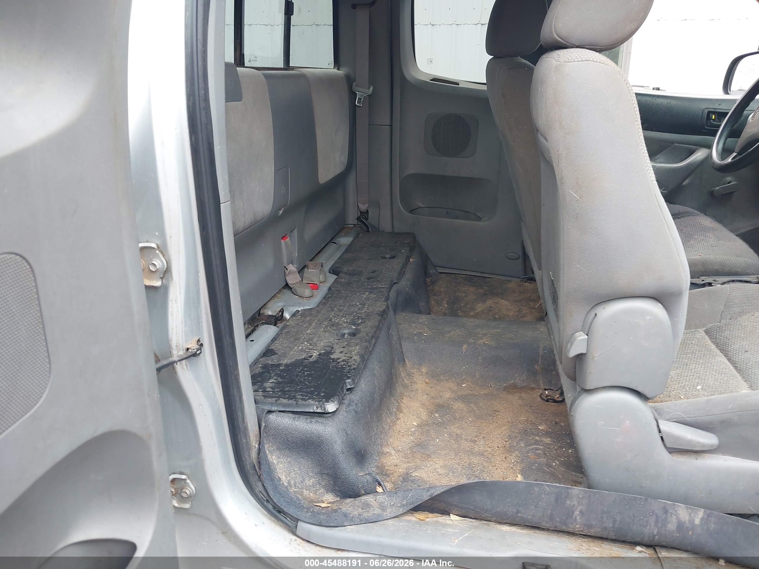 2005 Toyota Tacoma   Silver vin: 5TEUX42N85Z052979