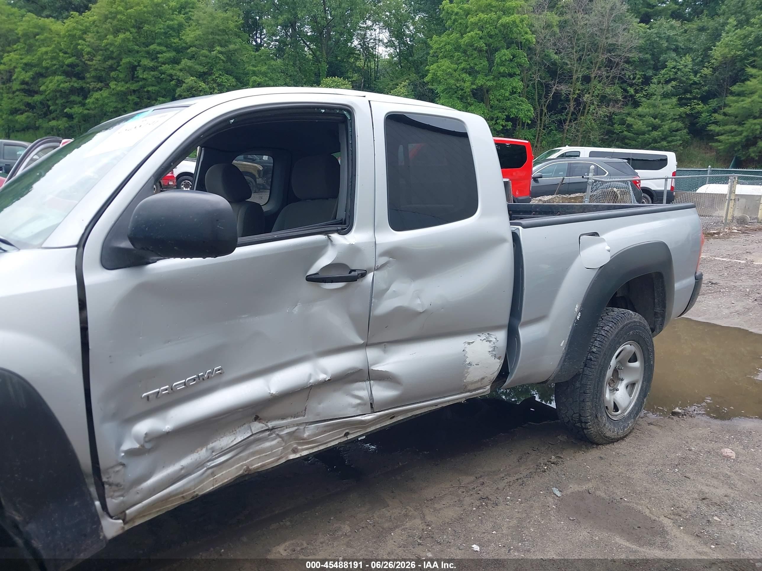 2005 Toyota Tacoma   Silver vin: 5TEUX42N85Z052979
