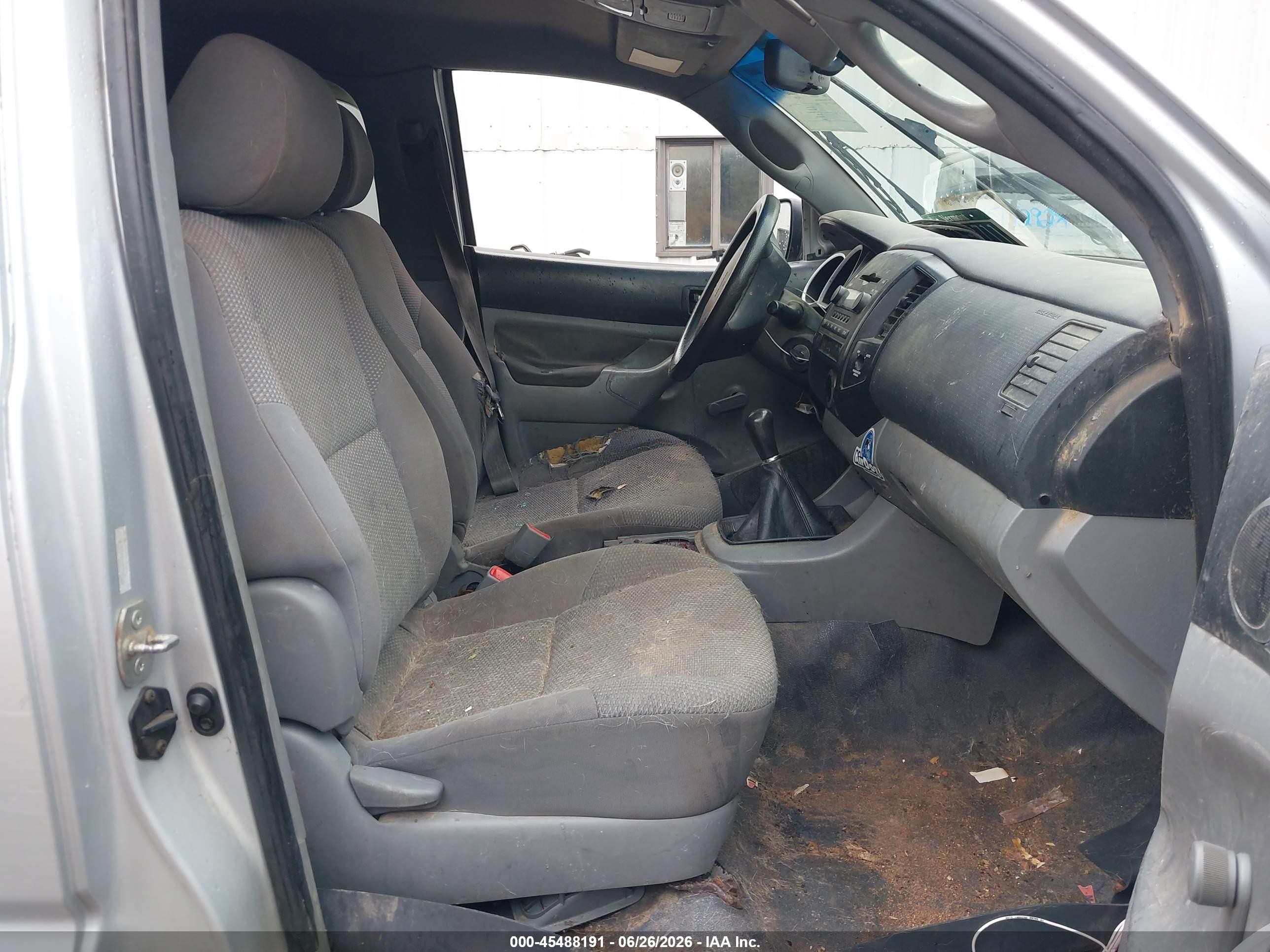 2005 Toyota Tacoma   Silver vin: 5TEUX42N85Z052979