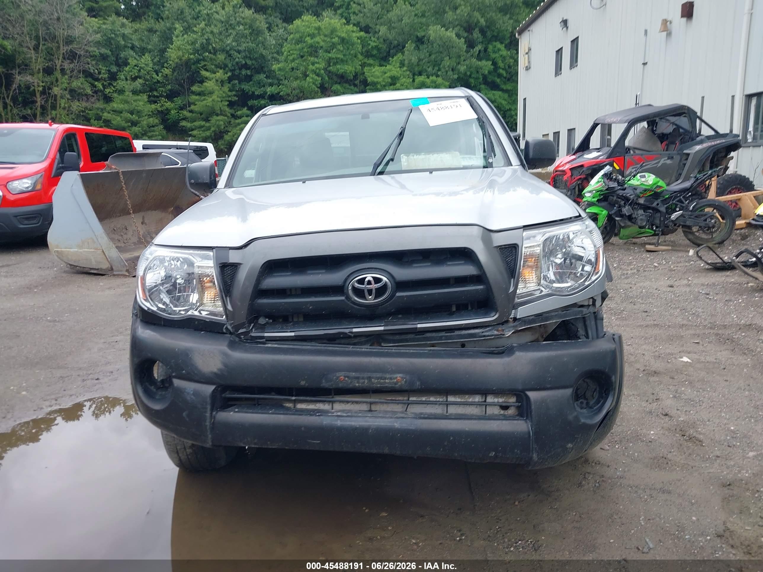 2005 Toyota Tacoma   Silver vin: 5TEUX42N85Z052979