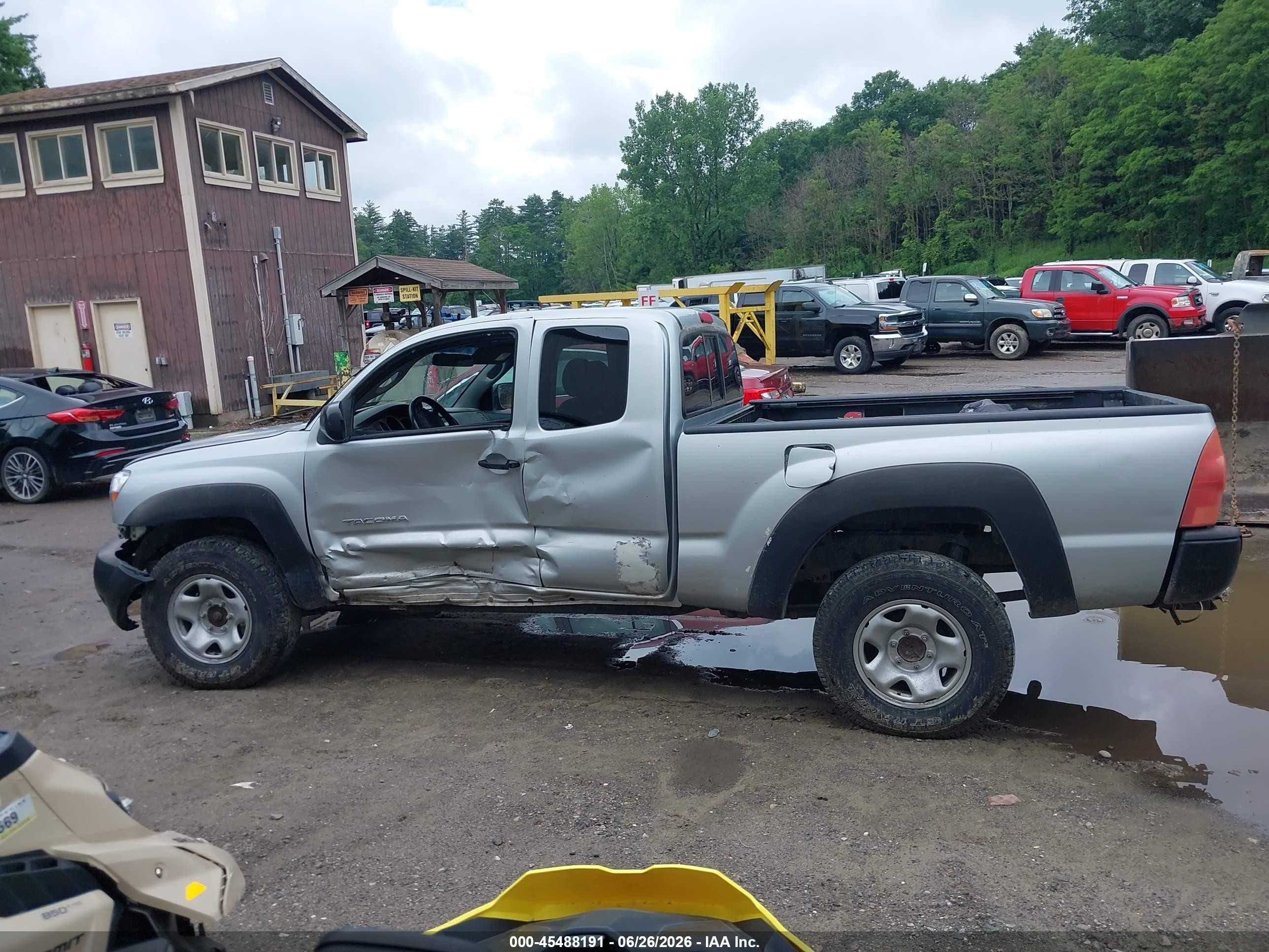 2005 Toyota Tacoma   Silver vin: 5TEUX42N85Z052979
