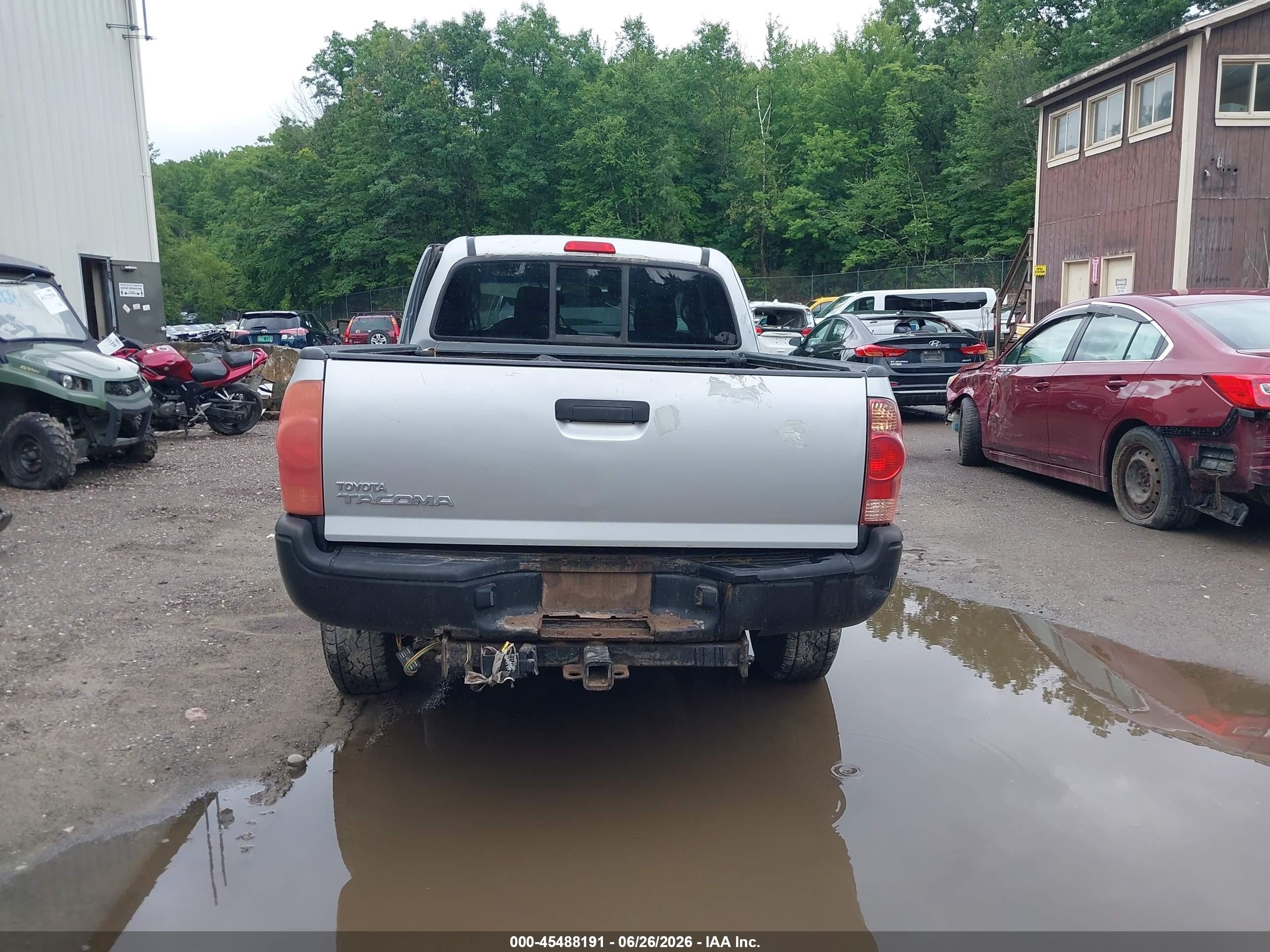 2005 Toyota Tacoma   Silver vin: 5TEUX42N85Z052979