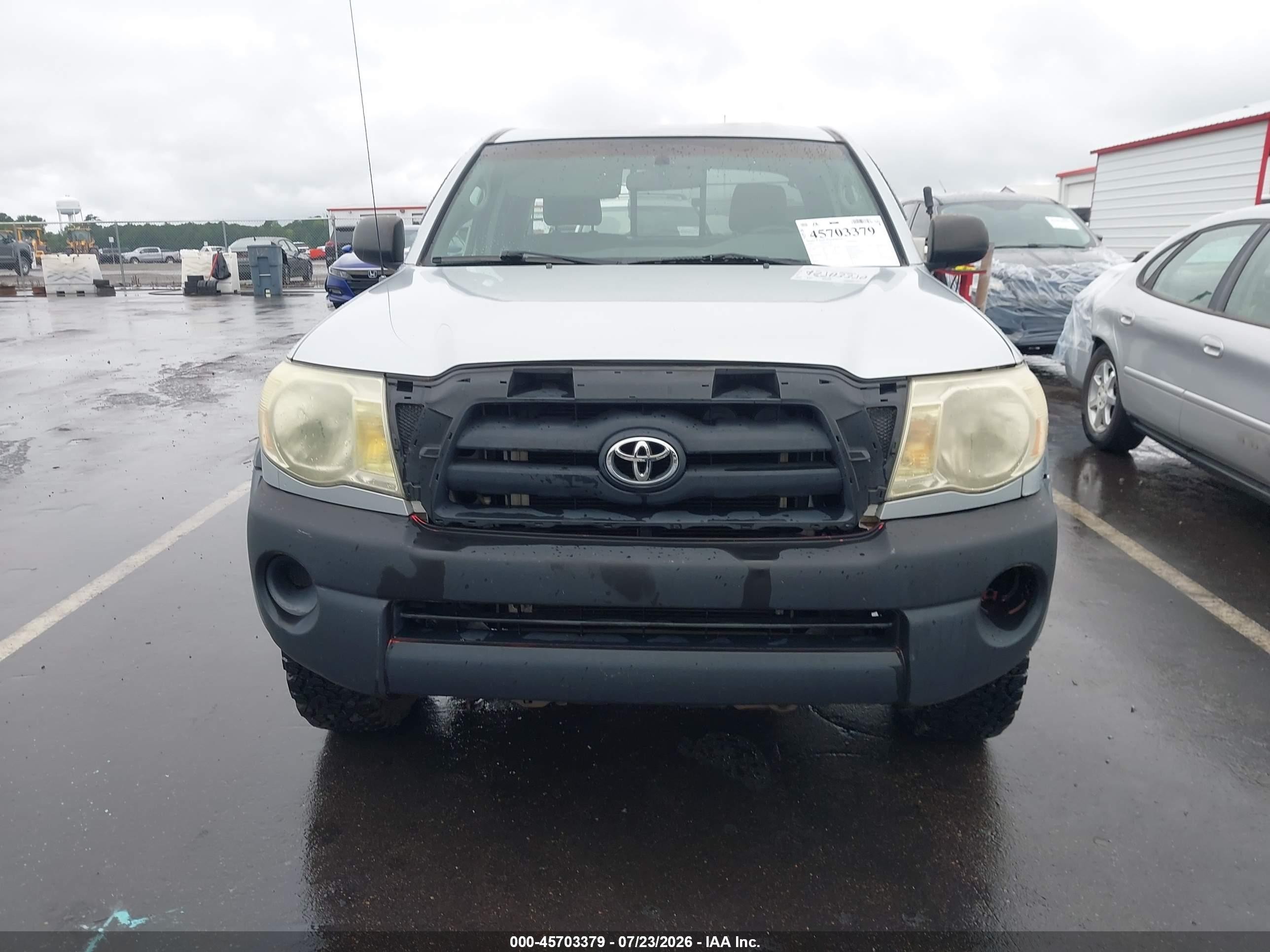 2005 Toyota Tacoma   Silver vin: 5TEUX42N95Z115894