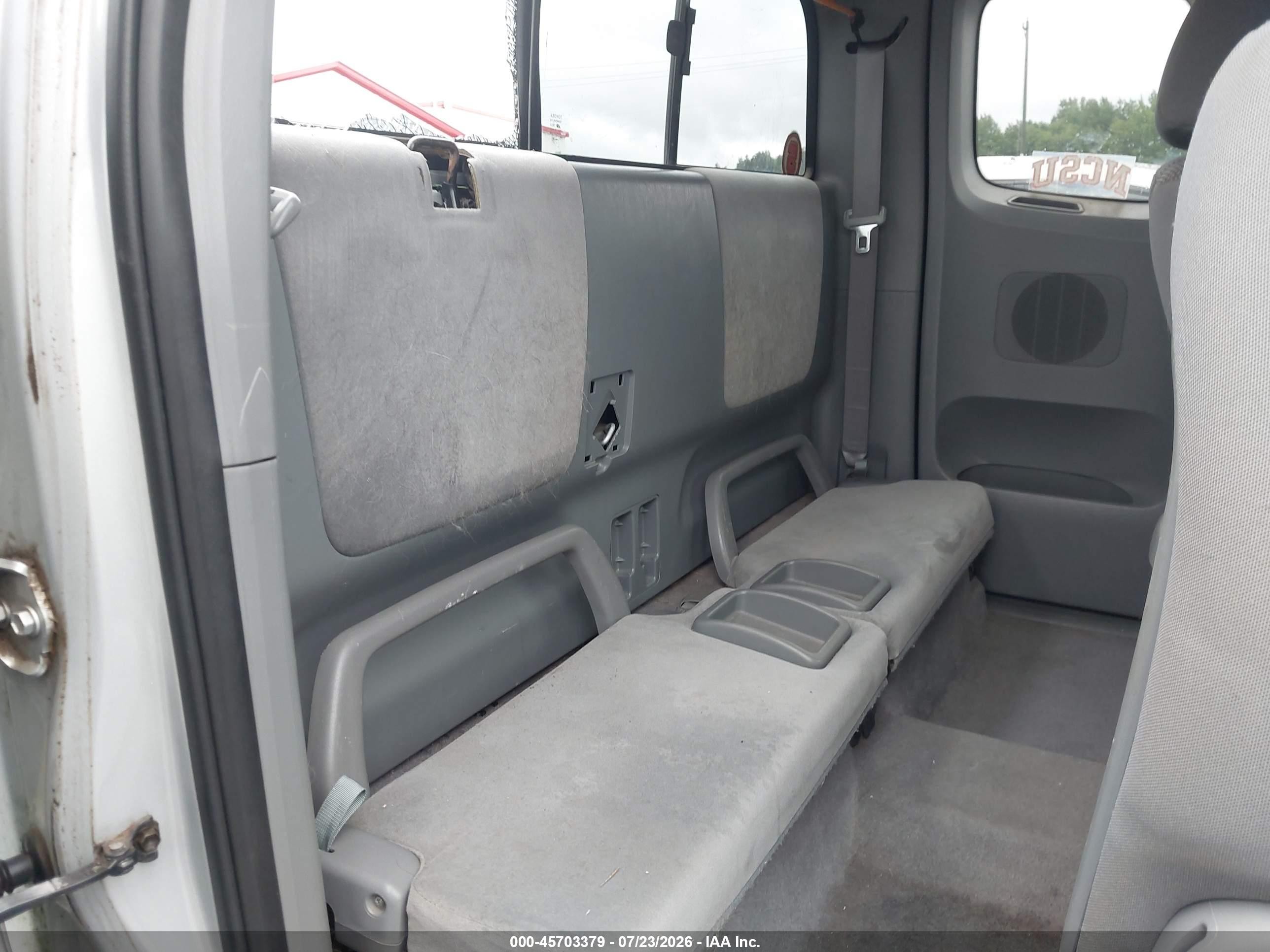 2005 Toyota Tacoma   Silver vin: 5TEUX42N95Z115894
