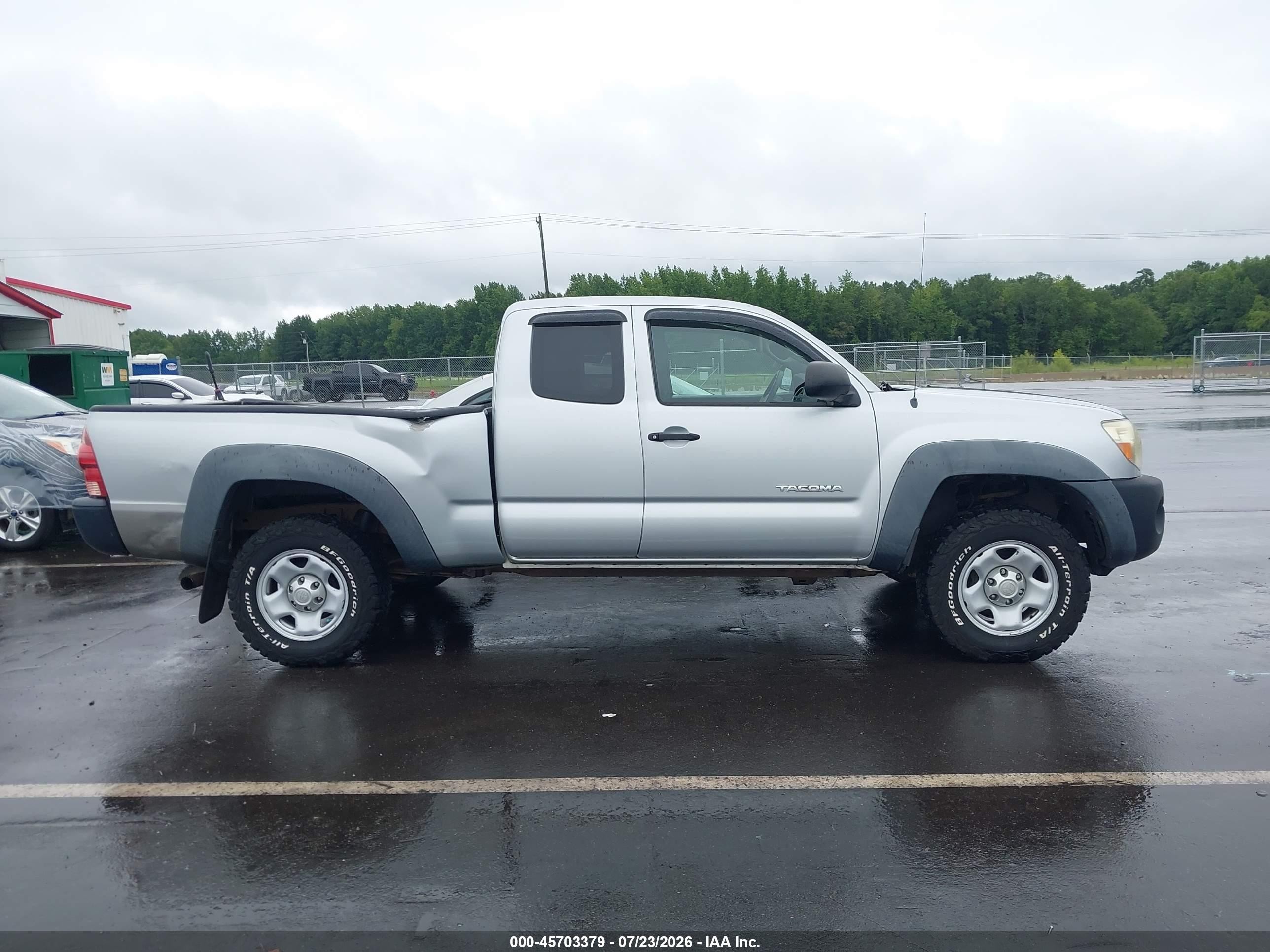 2005 Toyota Tacoma   Silver vin: 5TEUX42N95Z115894