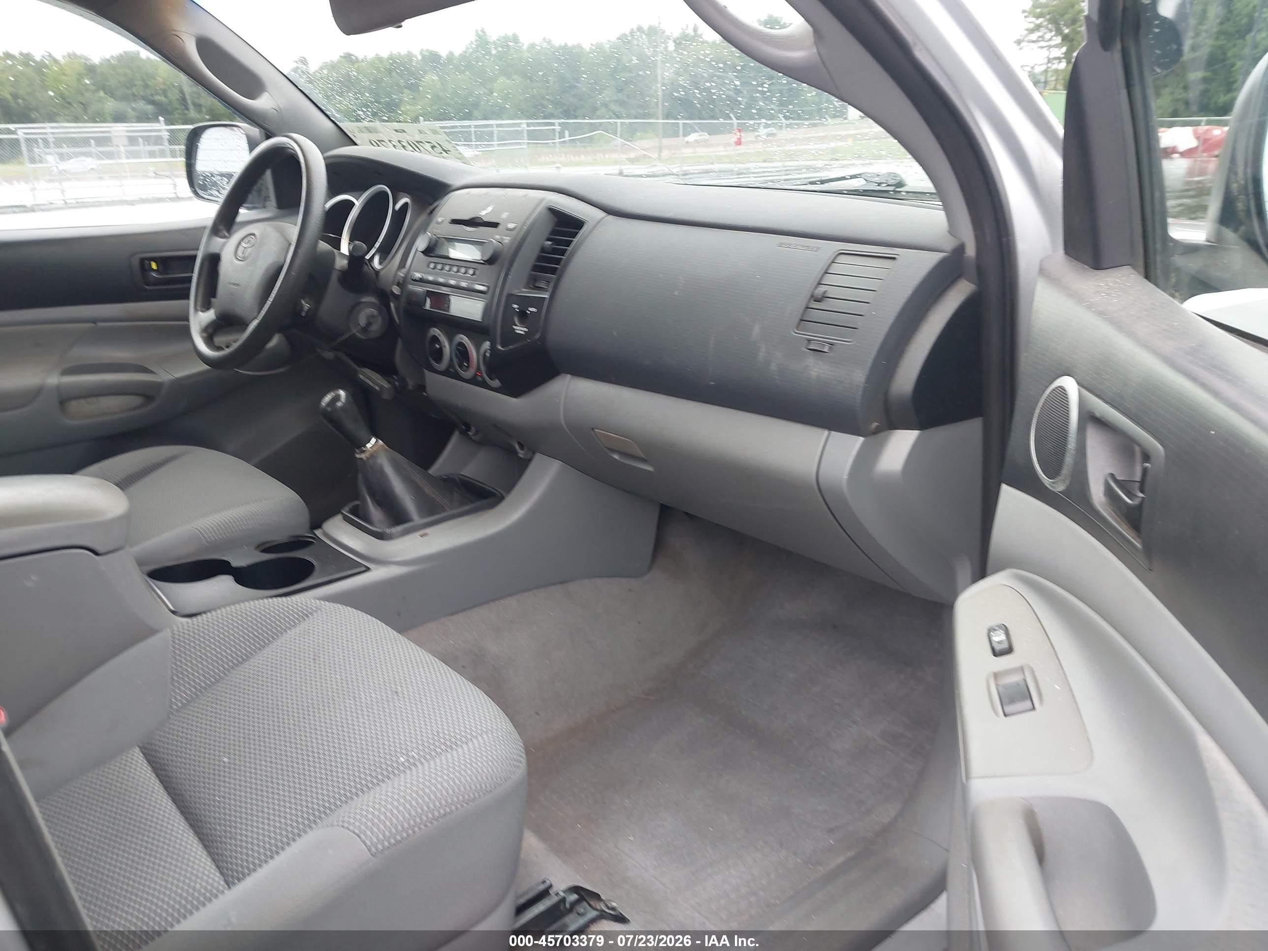 2005 Toyota Tacoma   Silver vin: 5TEUX42N95Z115894