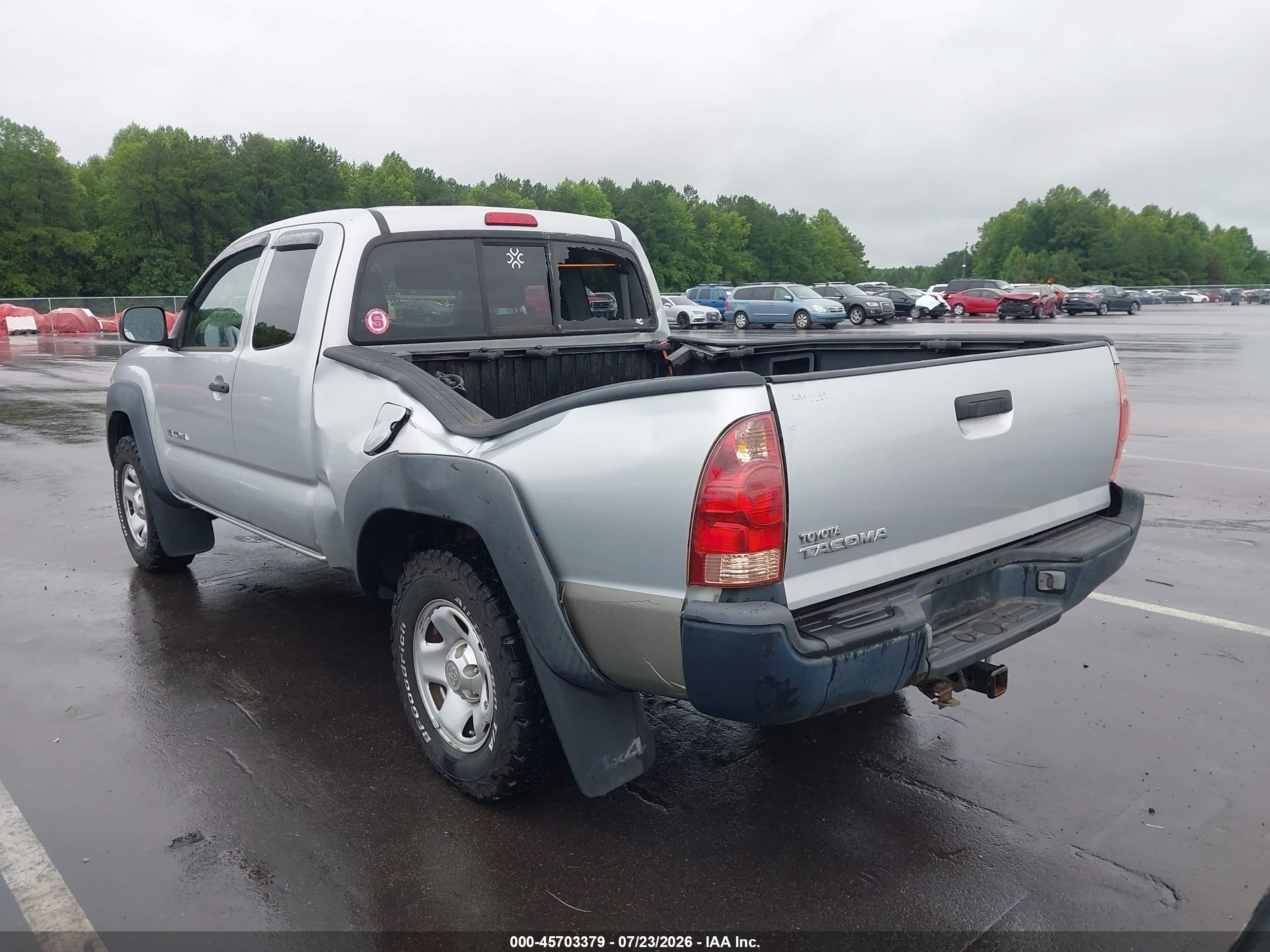 2005 Toyota Tacoma   Silver vin: 5TEUX42N95Z115894