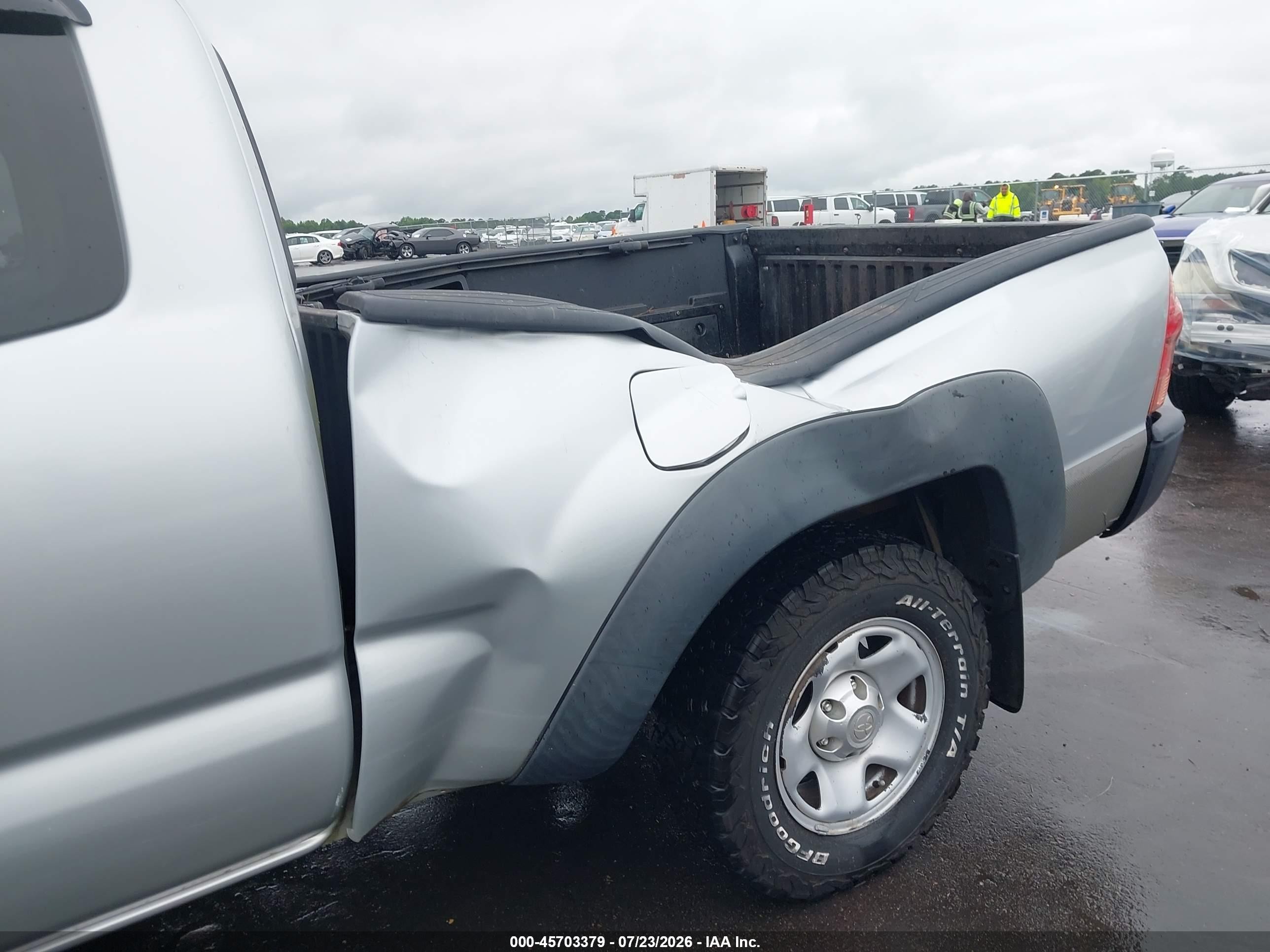 2005 Toyota Tacoma   Silver vin: 5TEUX42N95Z115894