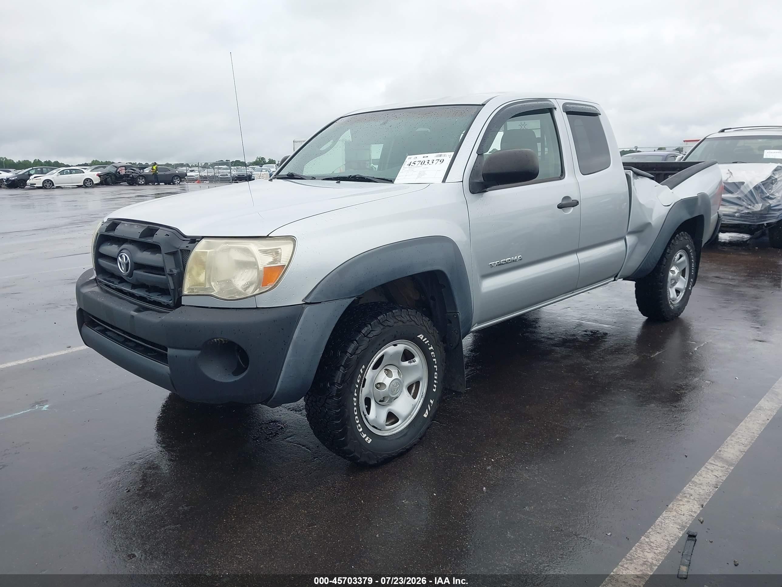 2005 Toyota Tacoma   Silver vin: 5TEUX42N95Z115894