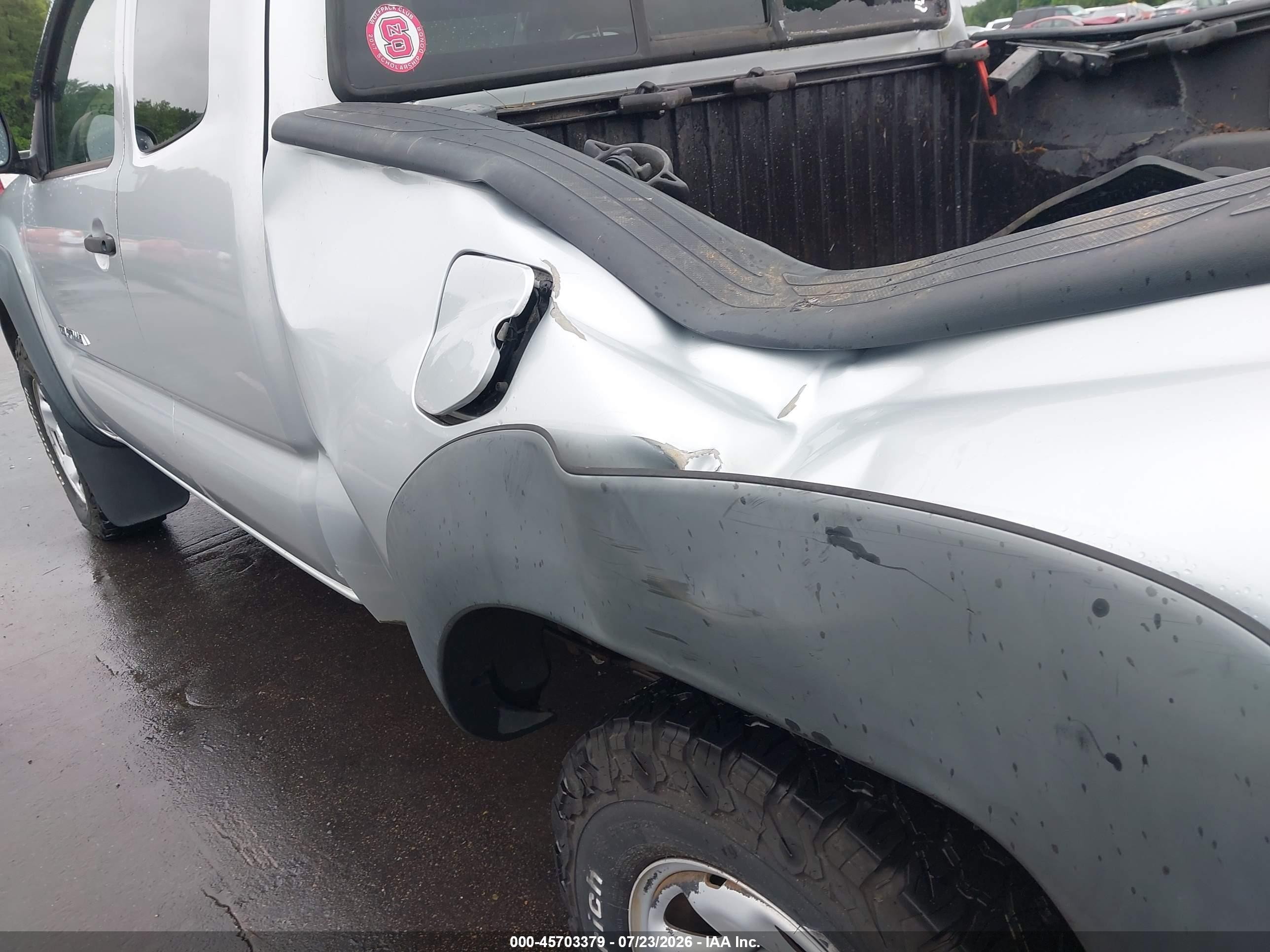 2005 Toyota Tacoma   Silver vin: 5TEUX42N95Z115894